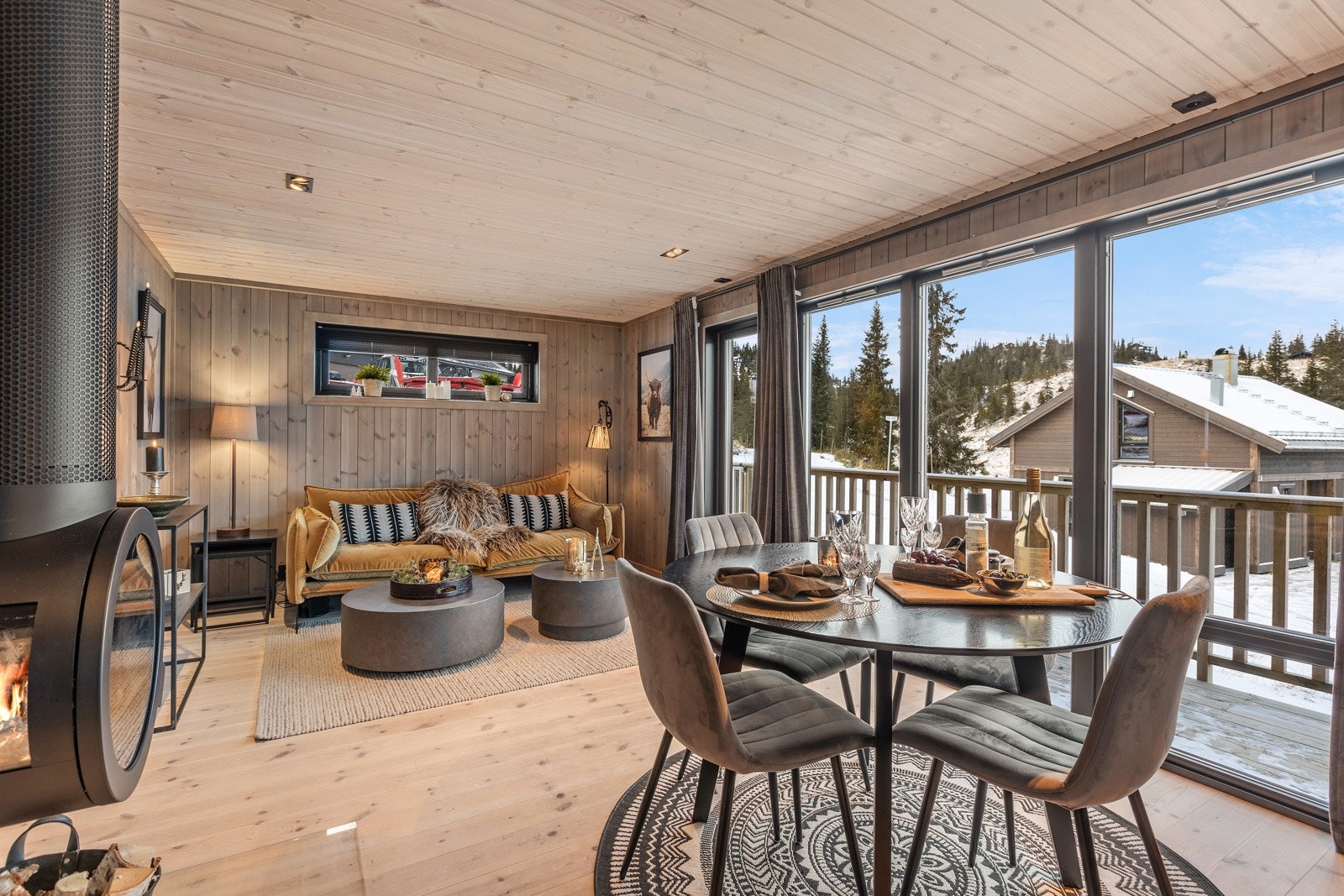 Fra entreen og videre inn i hytta kommer du til en lys og romslig åpen stue - og kjøkkenløsning, med plass til både sofagruppe og spisebord. Galleribilde