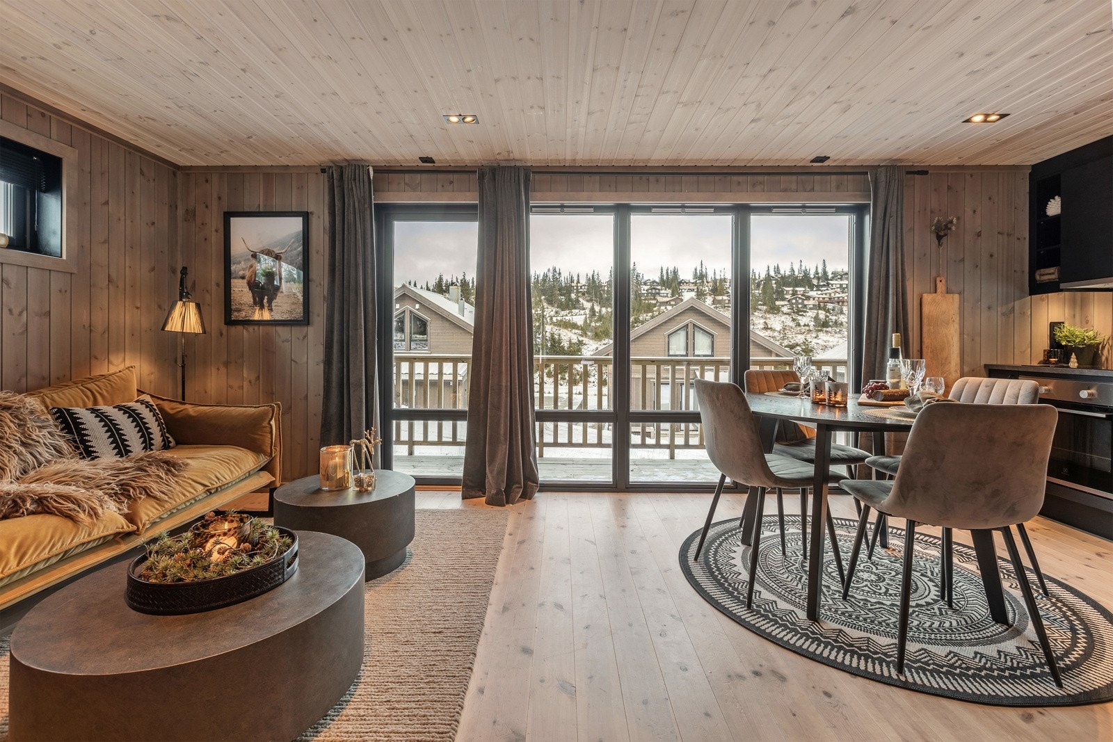 Her er det store vindusflater som sørger for rikelig med naturlig lysinnslipp, og som bidrar til at rommet føles lyst og luftig. Galleribilde