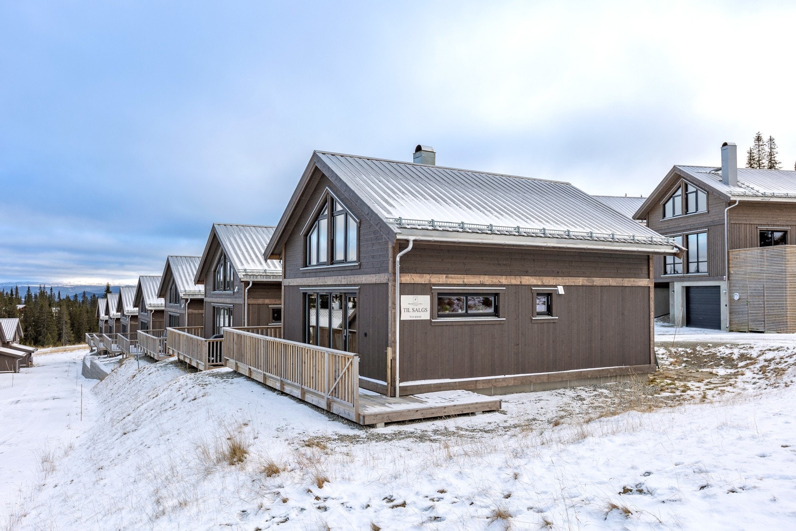 Fra stua/kjøkkenet er det utgang til en herlig balkong på ca. 17 kvm. Galleribilde