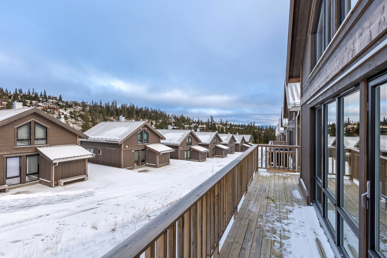 Her kan du kan nyte den friske fjelluften og den hyggelige utsikten mot naturskjønne områder. Galleribilde