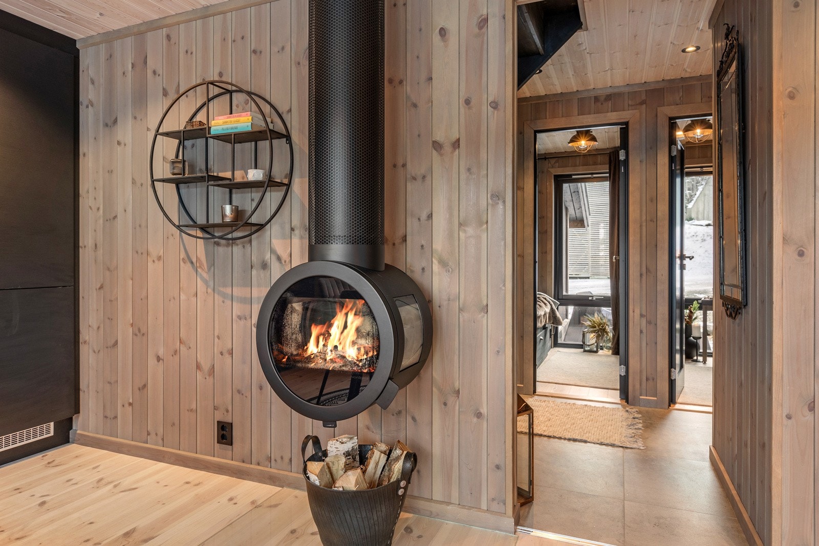 I stua/kjøkkenet er det er stilig peis, som bidrar til både varme og hygge på kalde vinterdager. Galleribilde