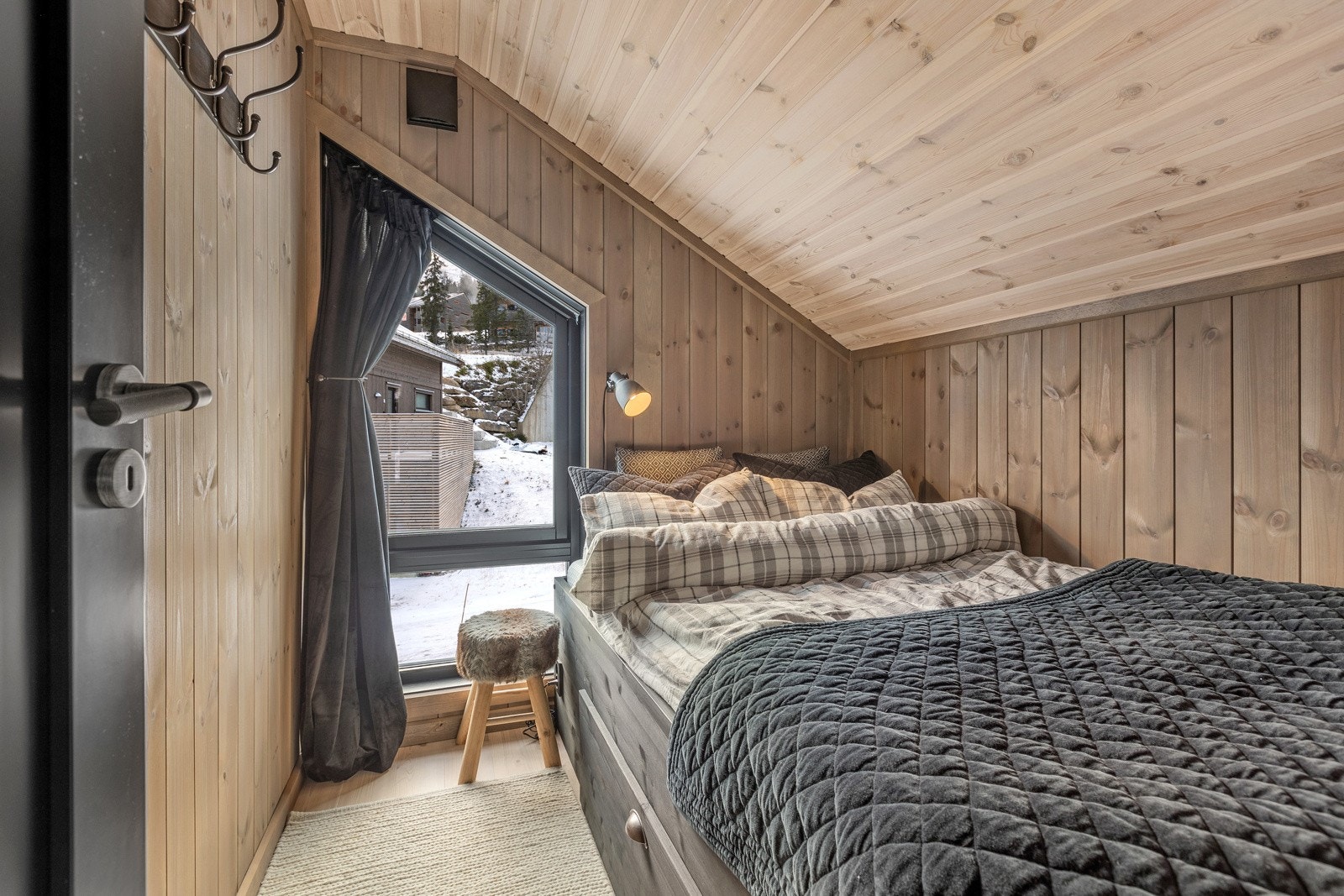 Rommene er beiset i den samme fargen som i resten av hytta, og skaper en lun og hyggelig atmosfære. Galleribilde