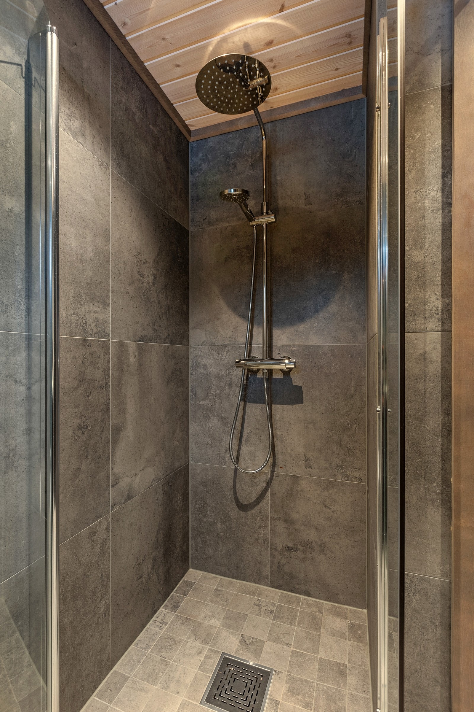 Det er lagt elektriske varmekabler i gulv og montert en elektrisk vifte som sørger for god ventilasjon. Galleribilde