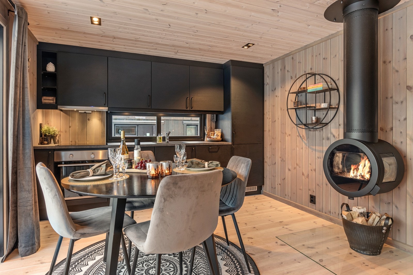 Det lekre kjøkkenet har sorte, glatte fronter og en solid benkeplate av laminat. Galleribilde