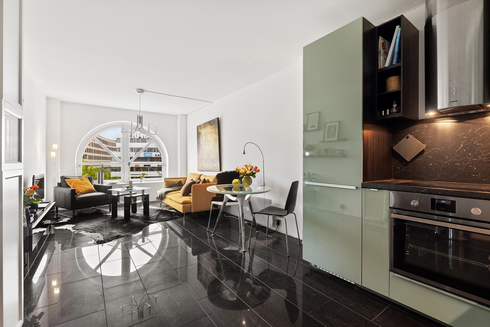 Her kan du enkelt kommunisere mer gjestene mens du ferdigstiller maten. Galleribilde