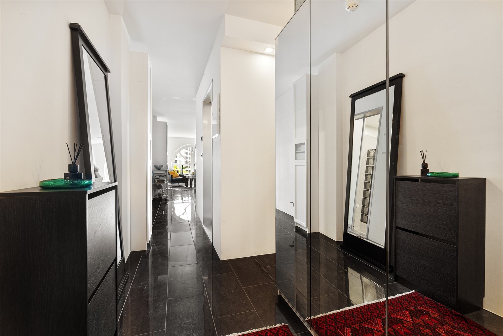 Det er masse god oppbevaringsplass til klær og yttertøy i gangen. Galleribilde