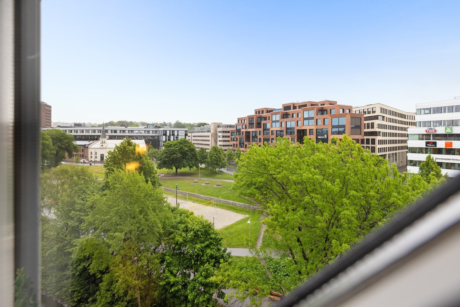 Usjenert og pent utsyn over grønne Elgparken. Galleribilde
