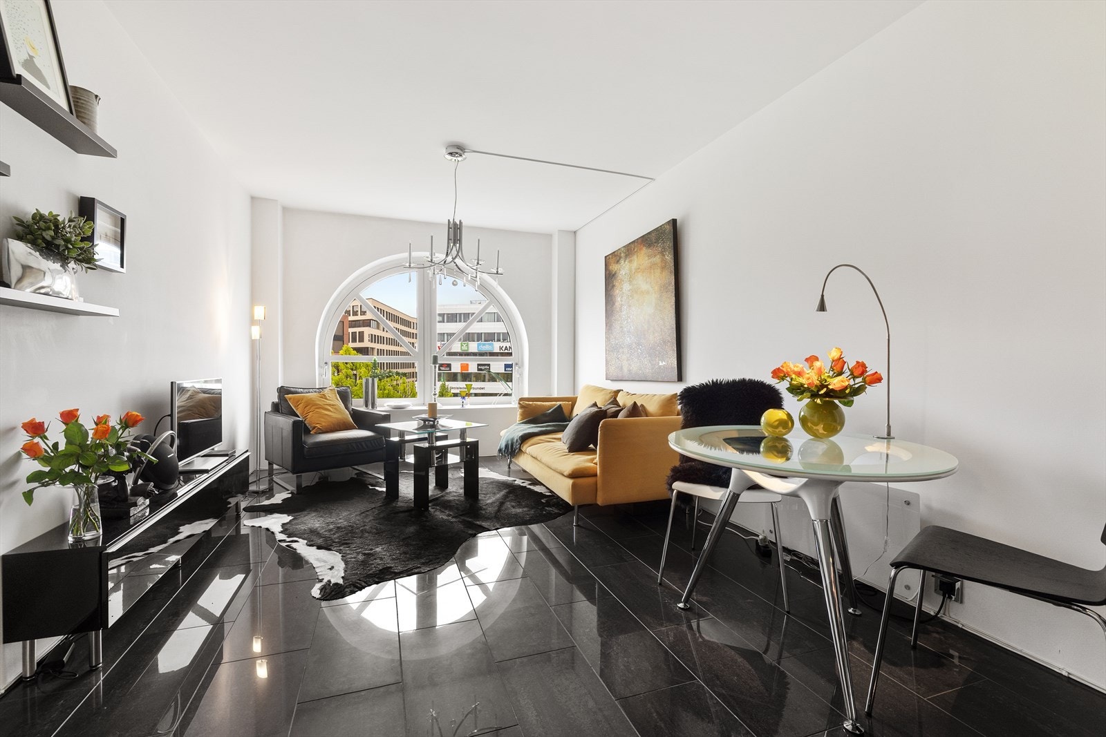 Vi har gleden av å presentere en stilfull industrileilighet i en karakteristisk fabrikkgård fra århundreskiftet! Galleribilde