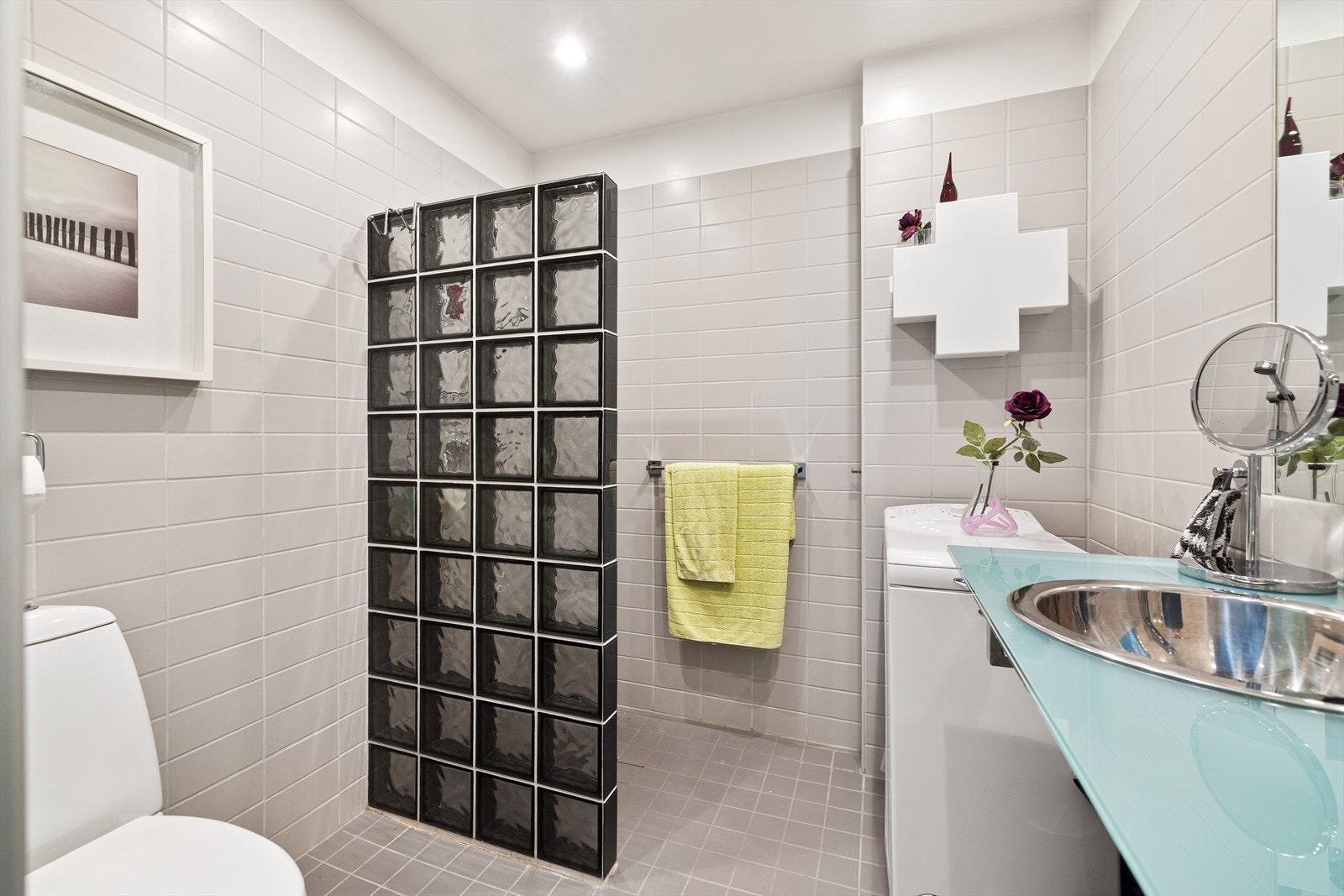 Pent flislagt bad med en tidløs innredning. Galleribilde