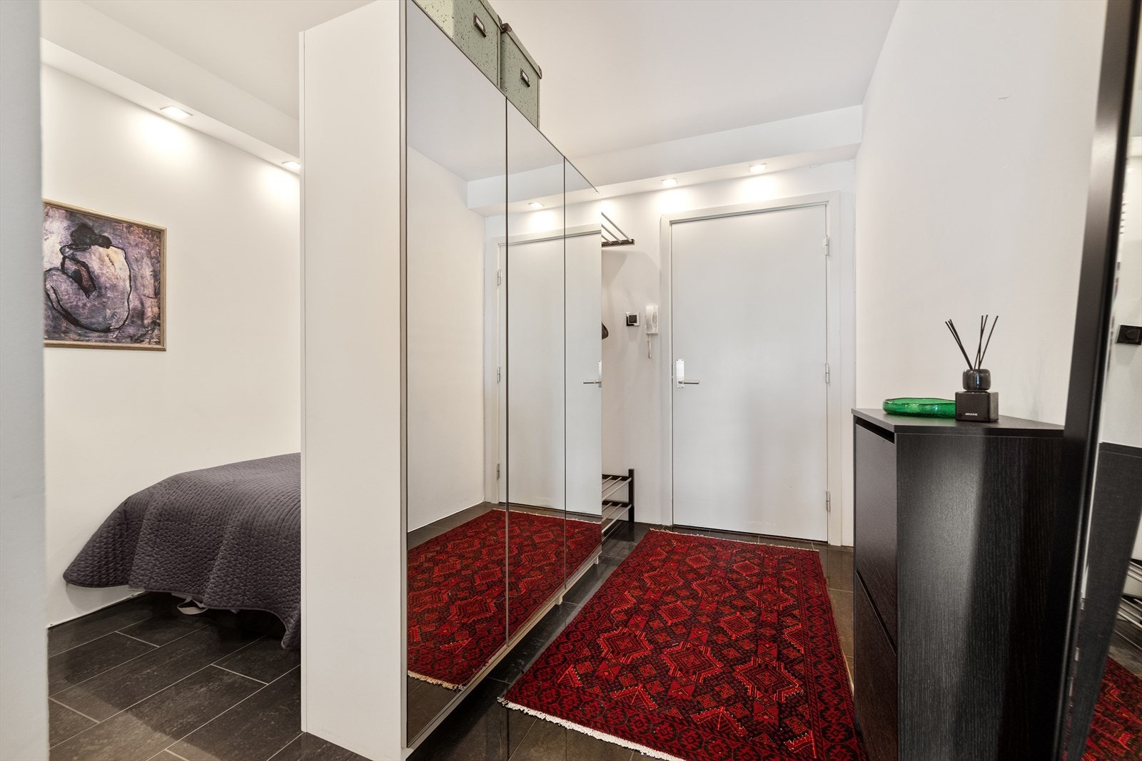 I tilknytning til gangen og godt skjermet fra resten av boligen er det en sovealkove av god størrelse. Galleribilde