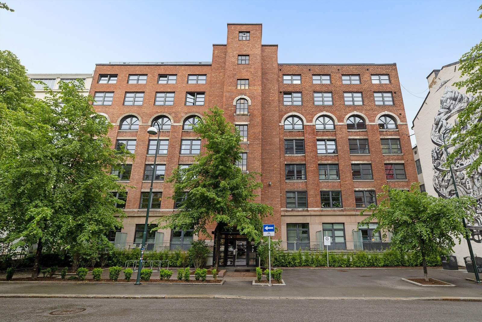 Felles inngagsparti som tar deg direkte opp til leiligheten. Galleribilde