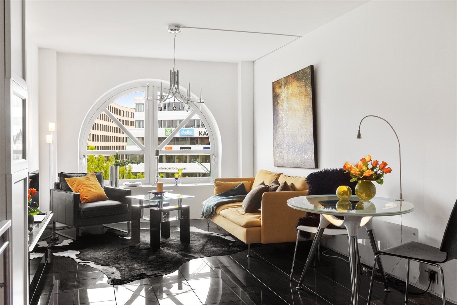 Mellom stuen og kjøkkenet er det god plass til et spisebord. Galleribilde