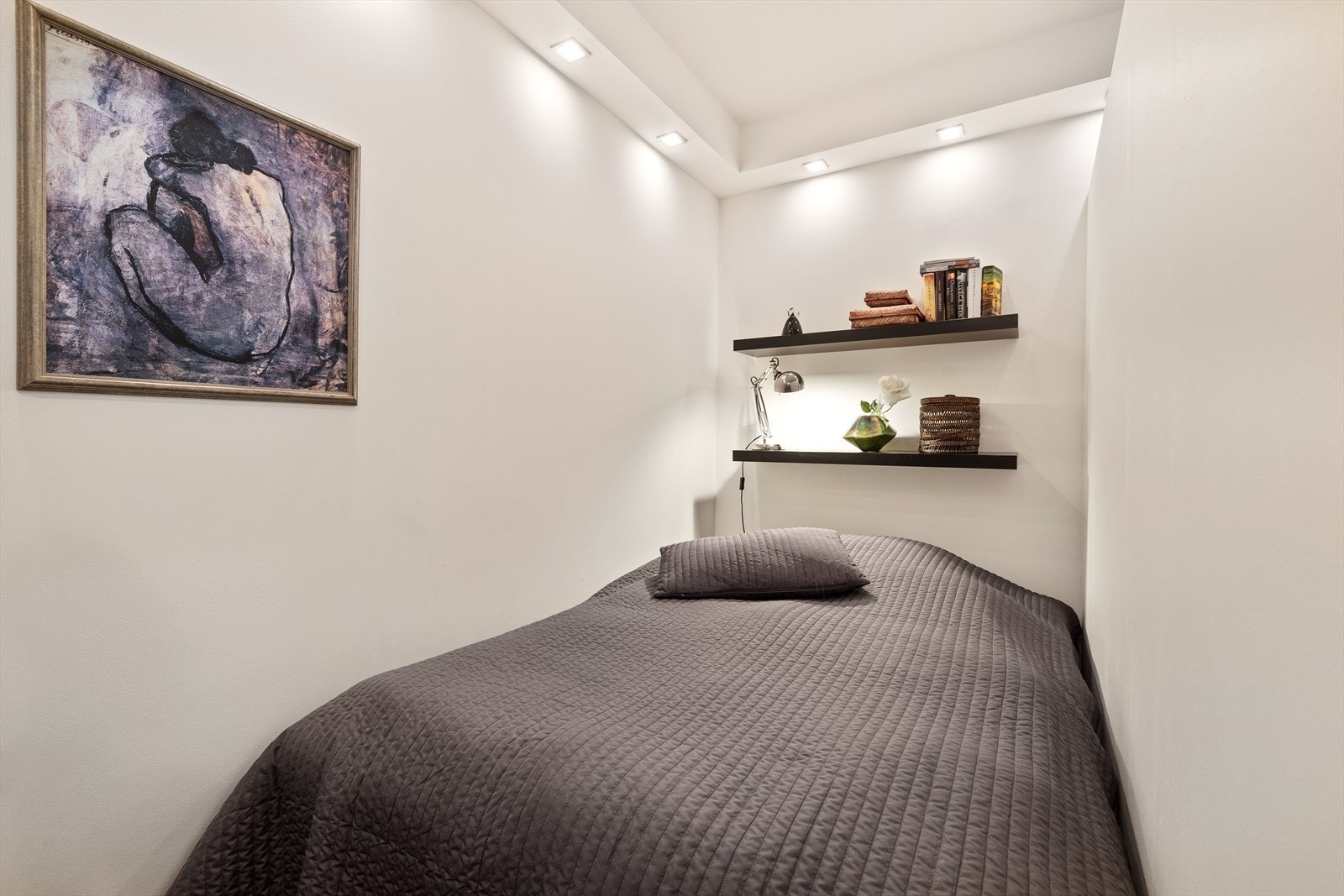 Her er det plass til en stor og god seng med hyller som fungerer som alternativt nattbord. Galleribilde