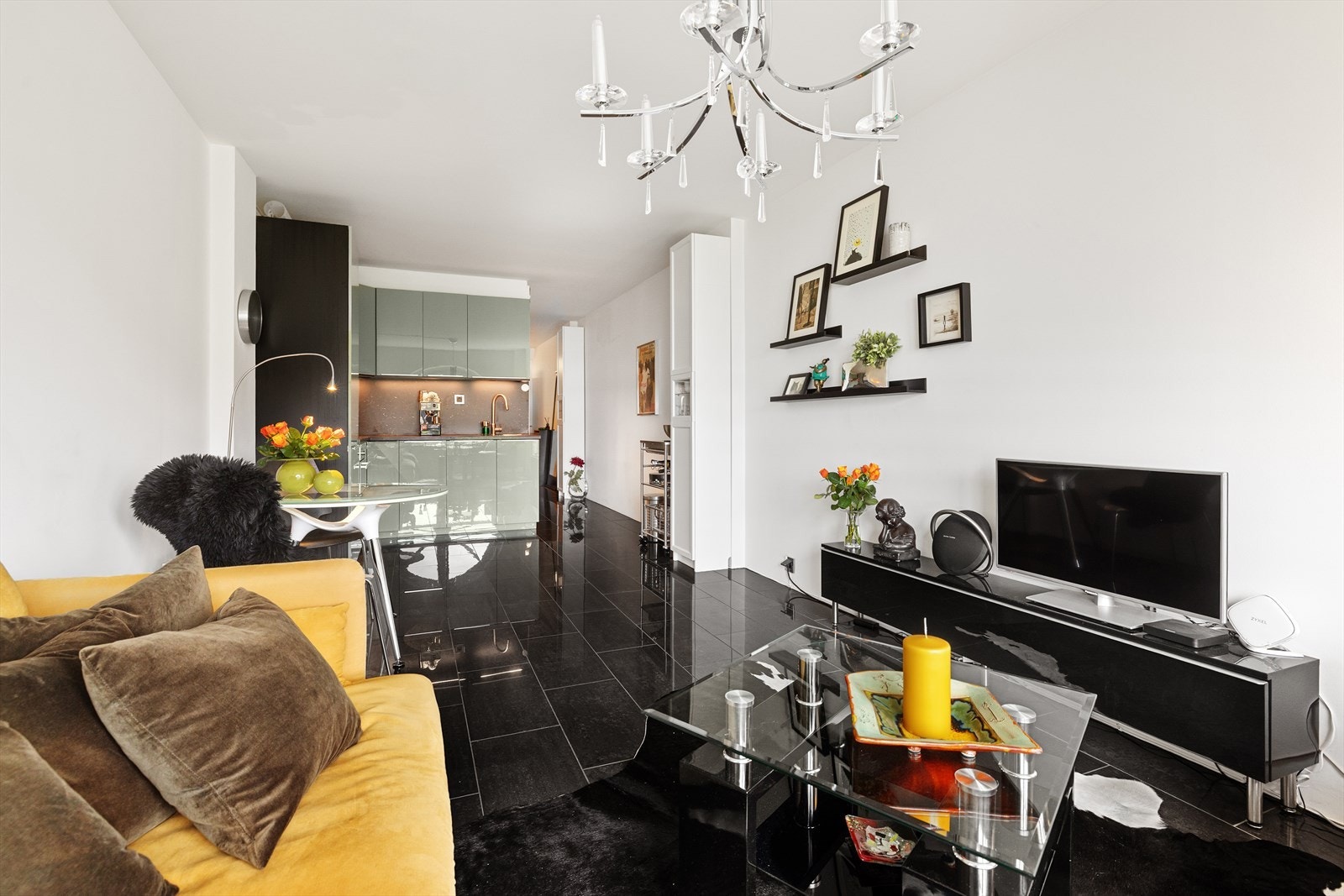 Åpen stue-/kjøkkenløsning med plass til spisebord og sofagruppe med tilhørende bord og tv-seksjon Galleribilde