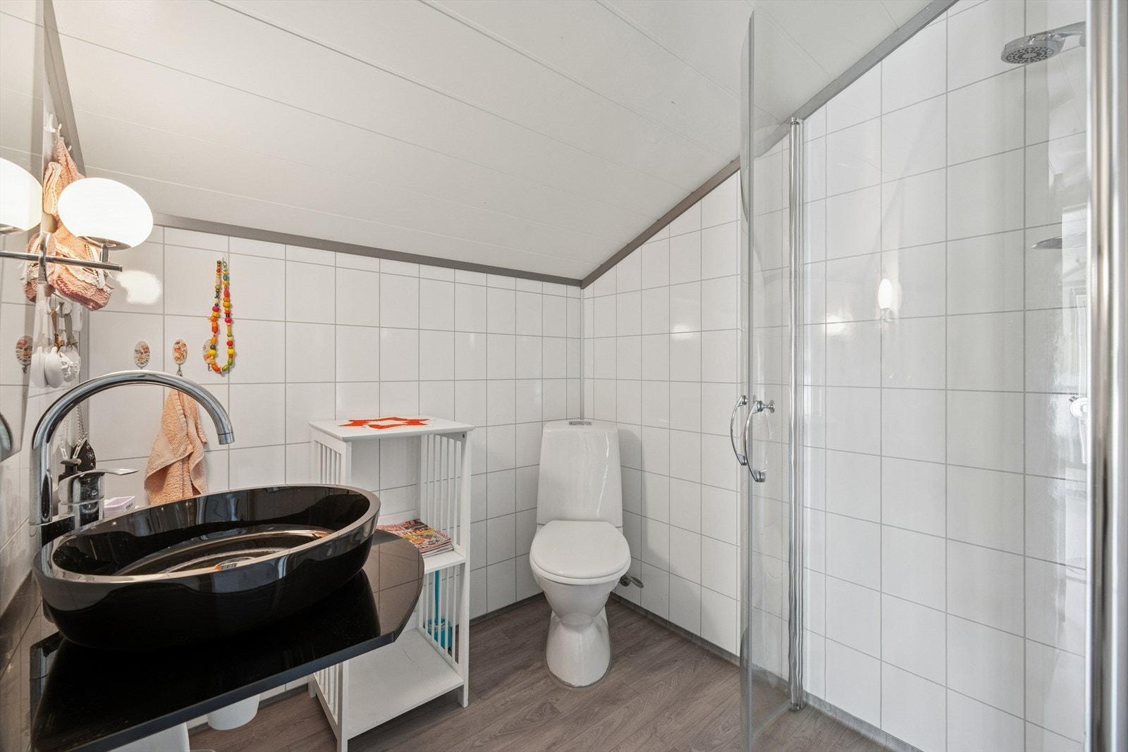 Badet på loftet er utstyrt med servant, toalett og dusjvegger/hjørne. Galleribilde