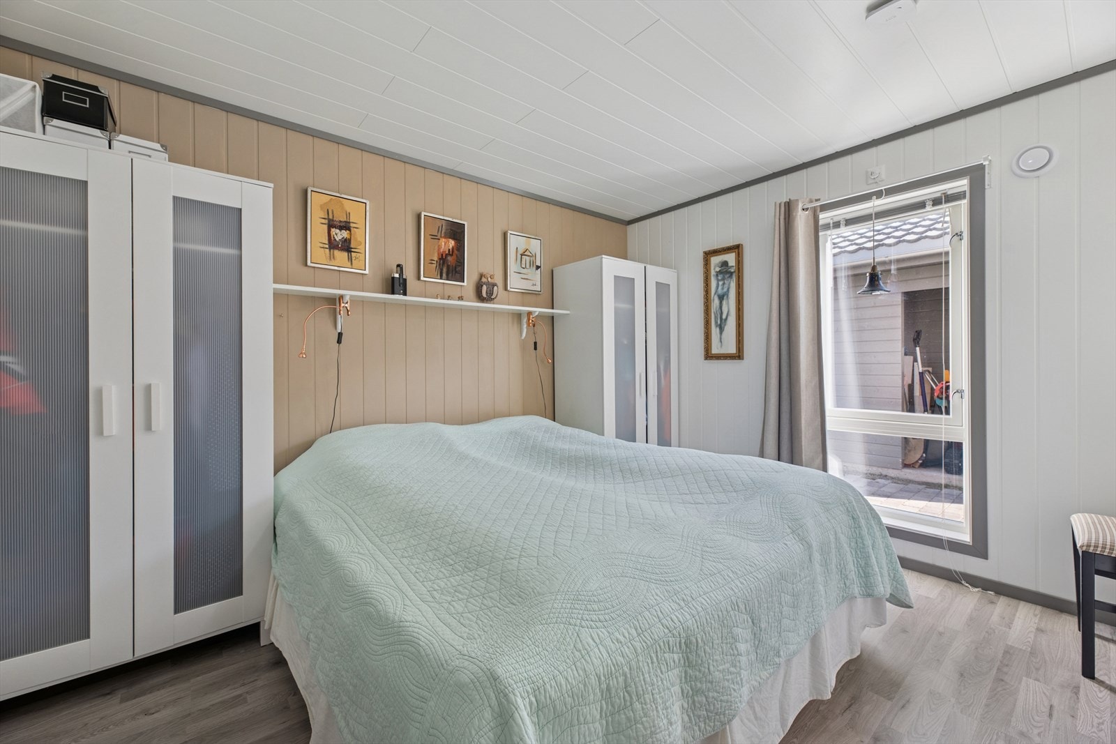 Hytta har fire gode soverom, to i hver etasje. Galleribilde