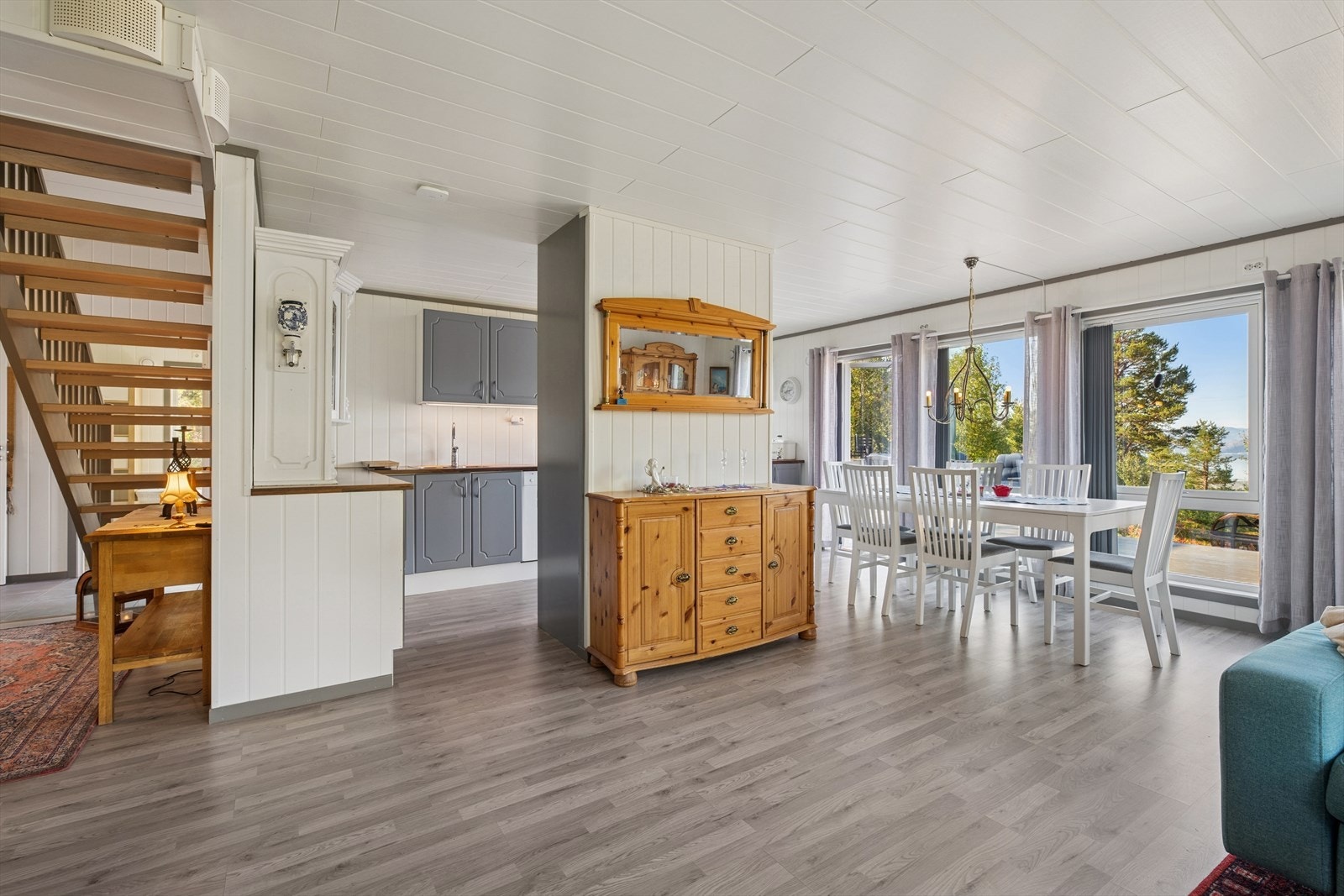 Kjøkkenet ligger i åpen løsning mot stue/spisestue. Galleribilde