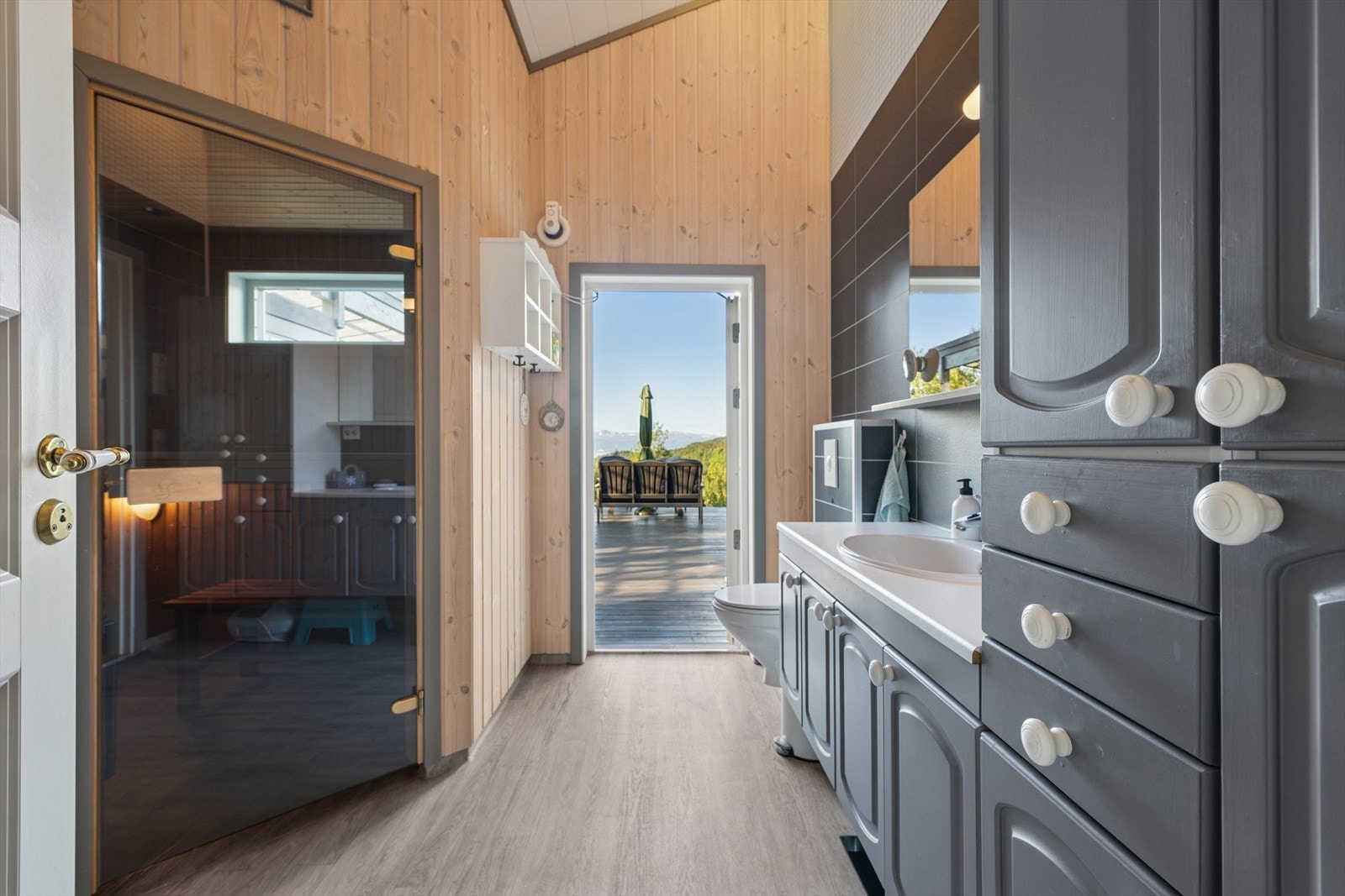 Badet i hovedetasjen har direkte utgang til terrassen som gjør tilgangen fra jacuzzi til badstuen enkel. Galleribilde