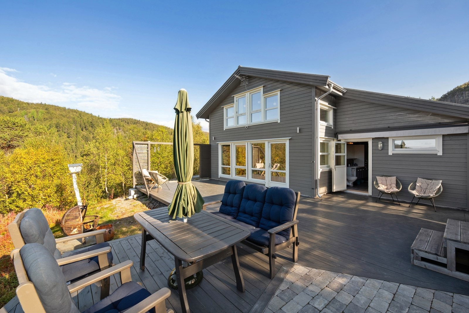 Terrassen ut fra hytta måler hele 61 kvm og har meget gode solforhold. Galleribilde