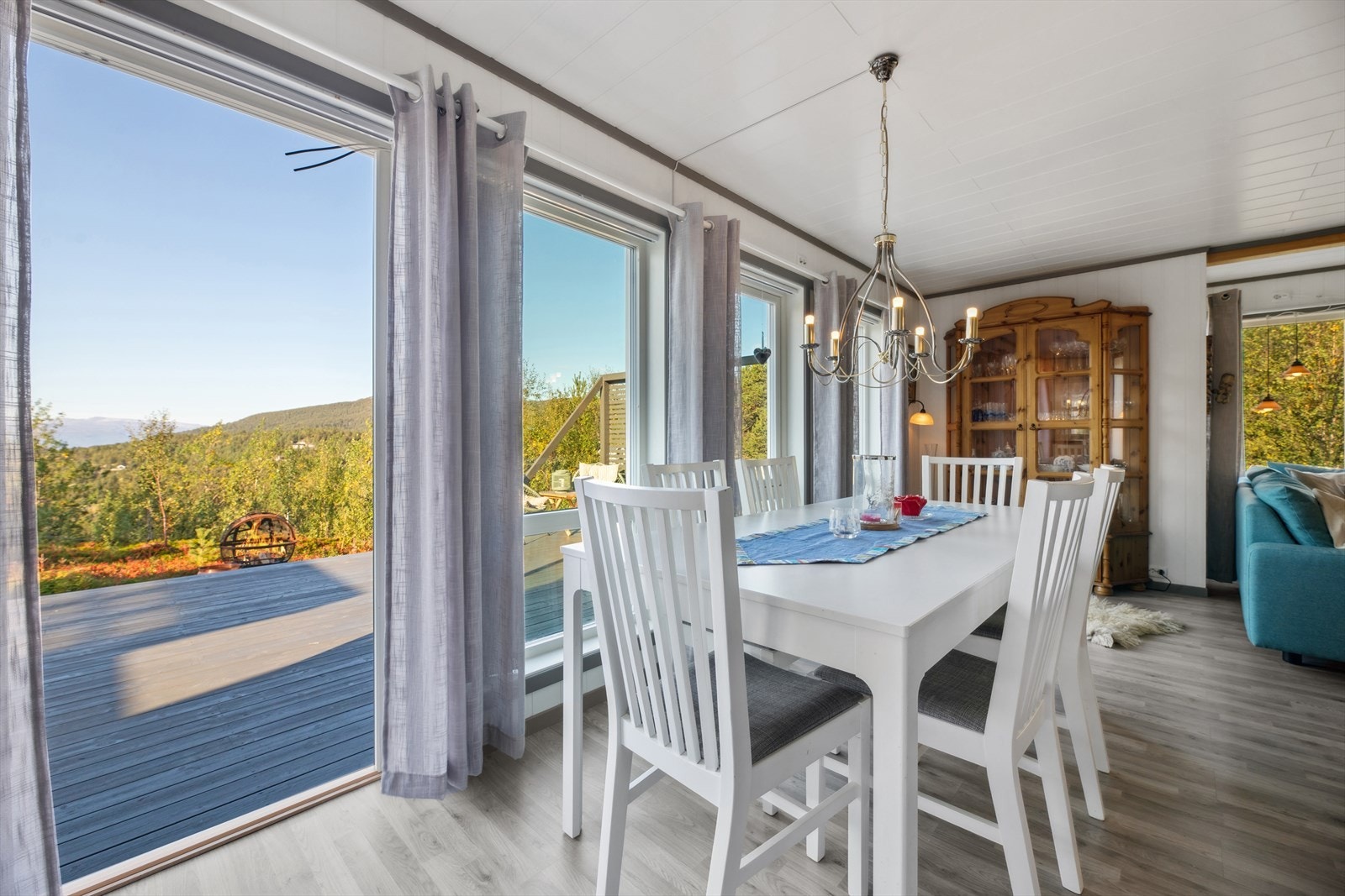 Her kan man nyte måltidene med flott utsikt. Galleribilde