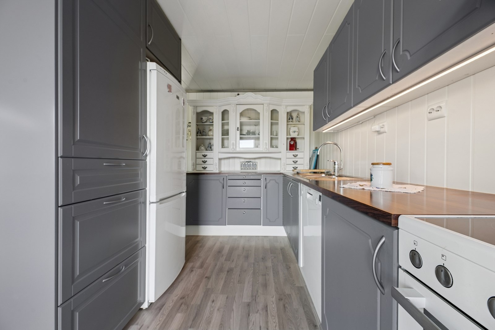 Det er avsatt plass til hvitevarer som kjøl/fryseskap, oppvaskmaskin og komfyr. Galleribilde