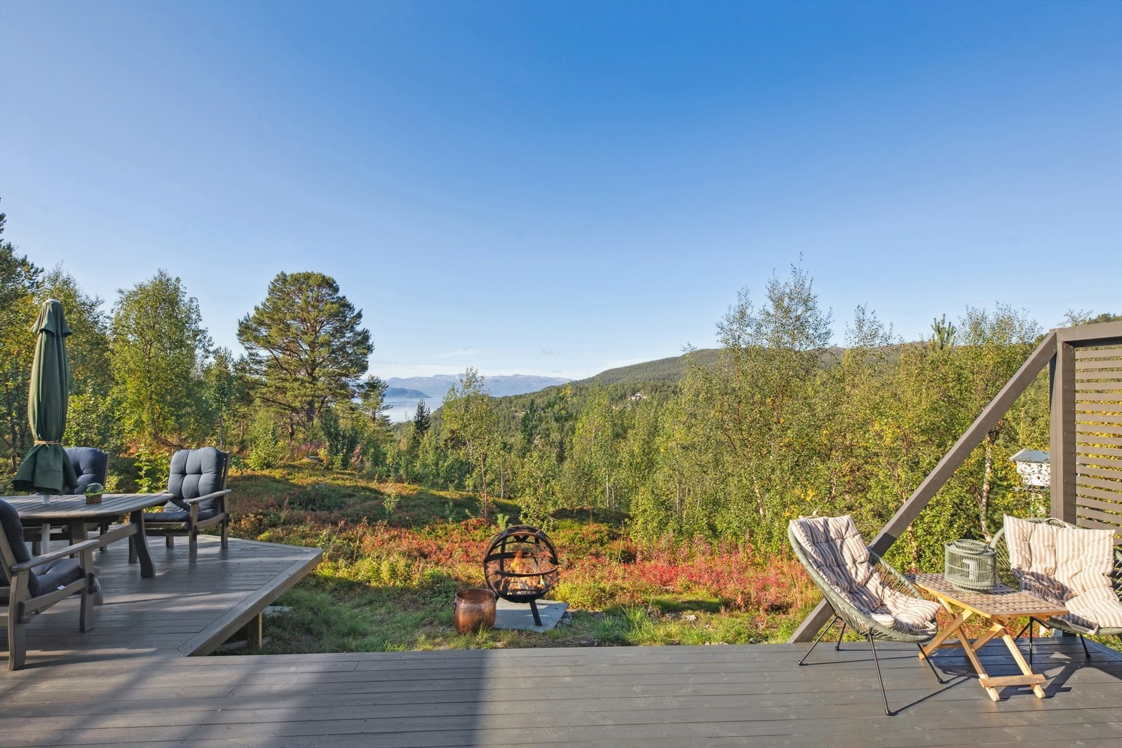 Hytta vender mot sydvest med solrike uteplasser. Galleribilde