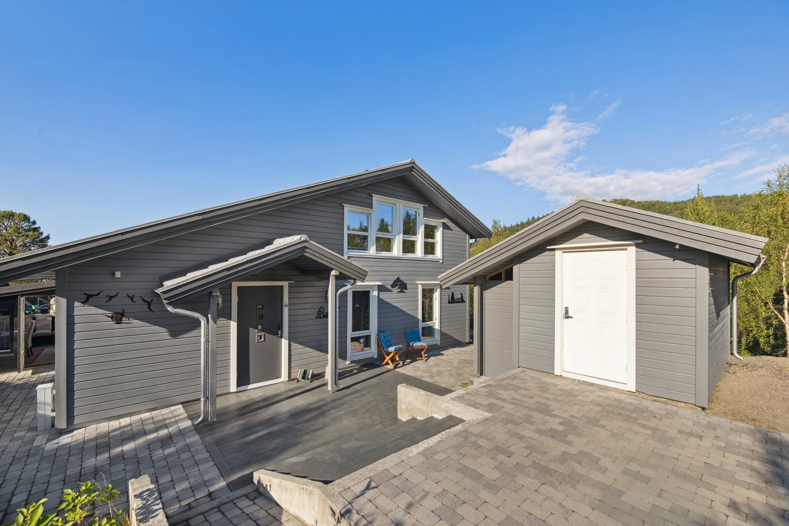 Ved inngangspartiet har eiendommen en utebod på 8 kvm. Galleribilde