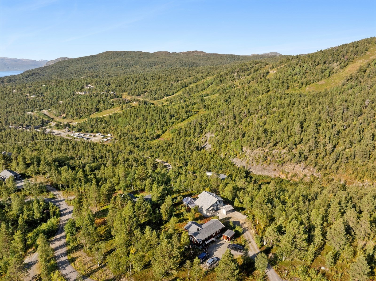 Beliggenheten gir flott utsikt mot fjell og fjord, og området er kjent for sin nærhet til naturen og gode rekreasjonsmuligheter året rundt. Galleribilde