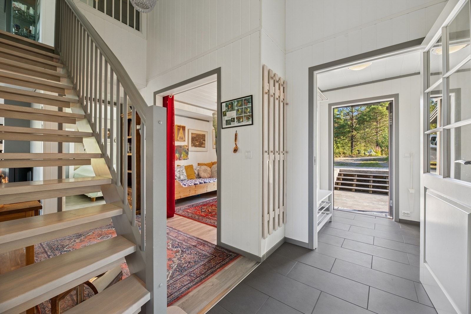 Man ønskes velkommen i en romslig entré med flislagt gulv. Galleribilde
