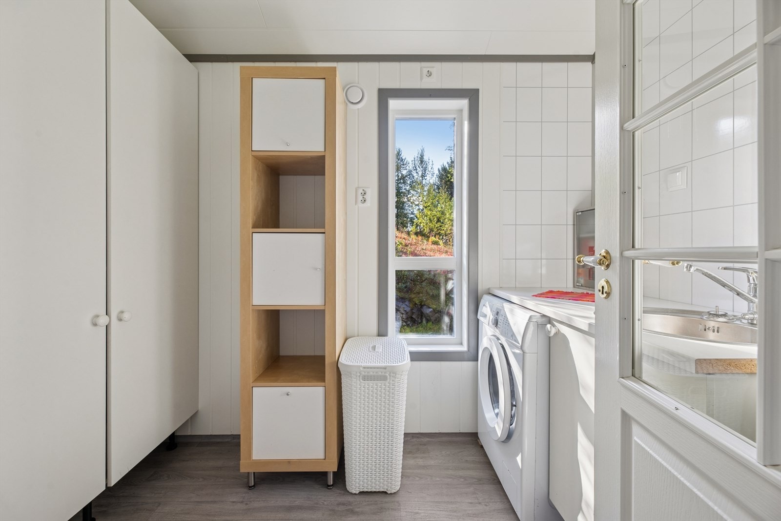 Eget vaskerom med varmekabler i gulv, innredning med nedfelt servant og opplegg for vaskemaskin. Galleribilde