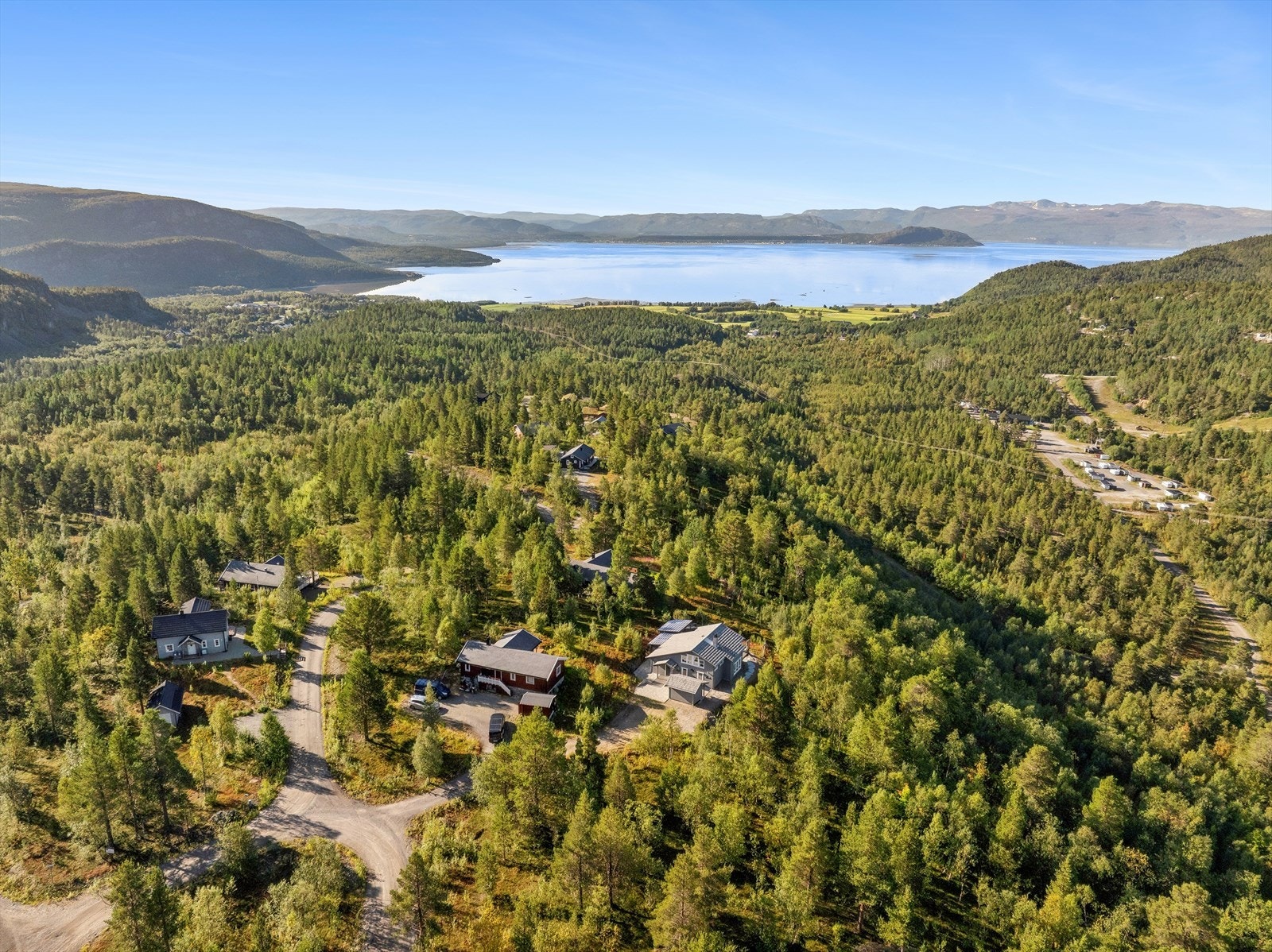 Eiendommen ligger fint til på Nikkihompen i Rafsbotn - et rolig og naturskjønt område med en blanding av helårsboliger og fritidseiendommer. Galleribilde
