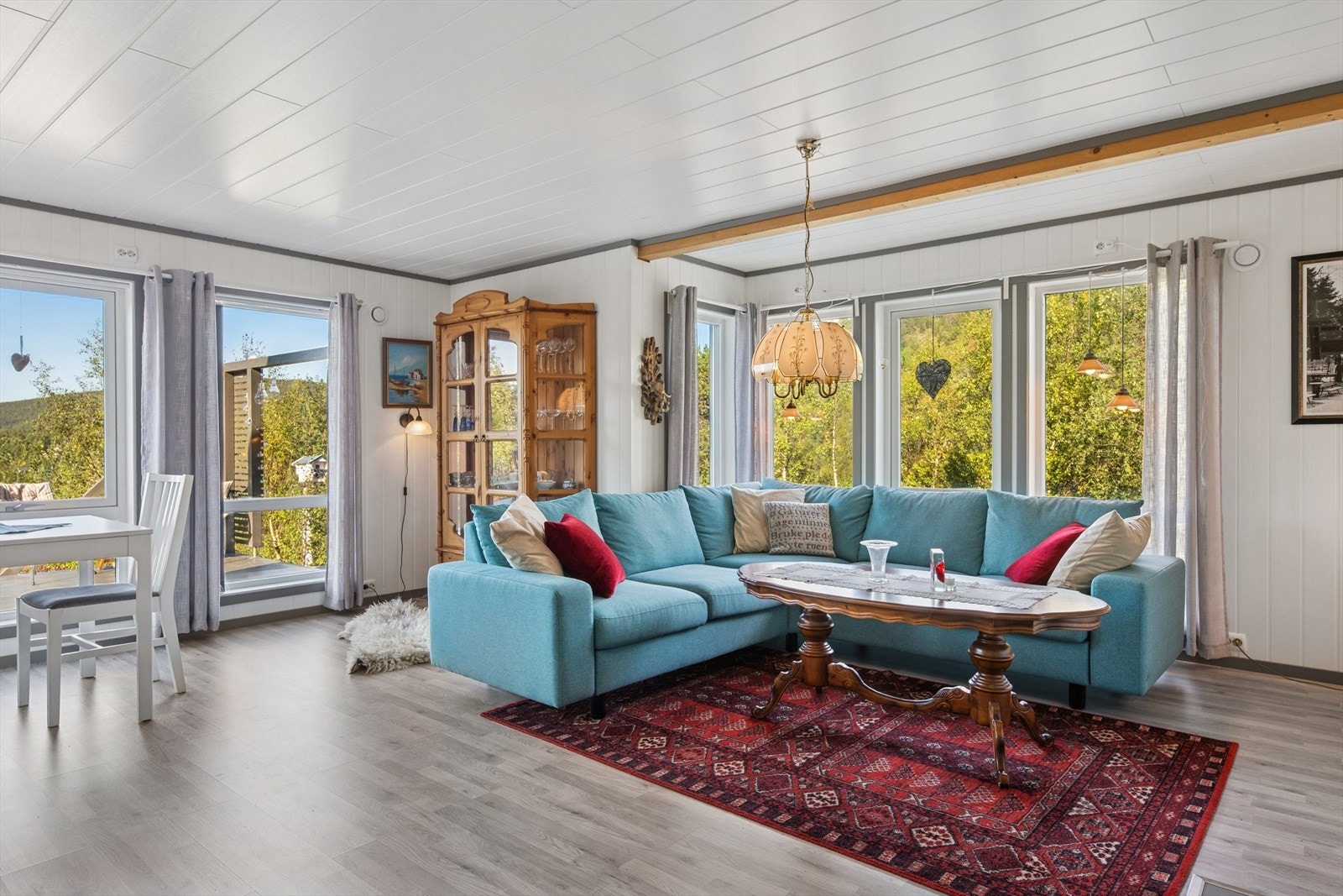 I 1. etasje ligger den romslige stuen/spisestuen. Galleribilde