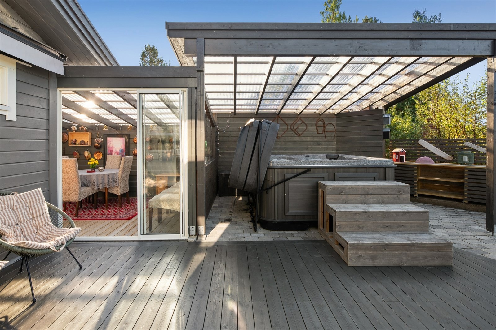 Deler av terrassen er overbygget og herfra er det også adkomst til hyttas utestue hvor man sitter godt skjermet for vær og vind. Utestuen er ikke godkjent. Galleribilde