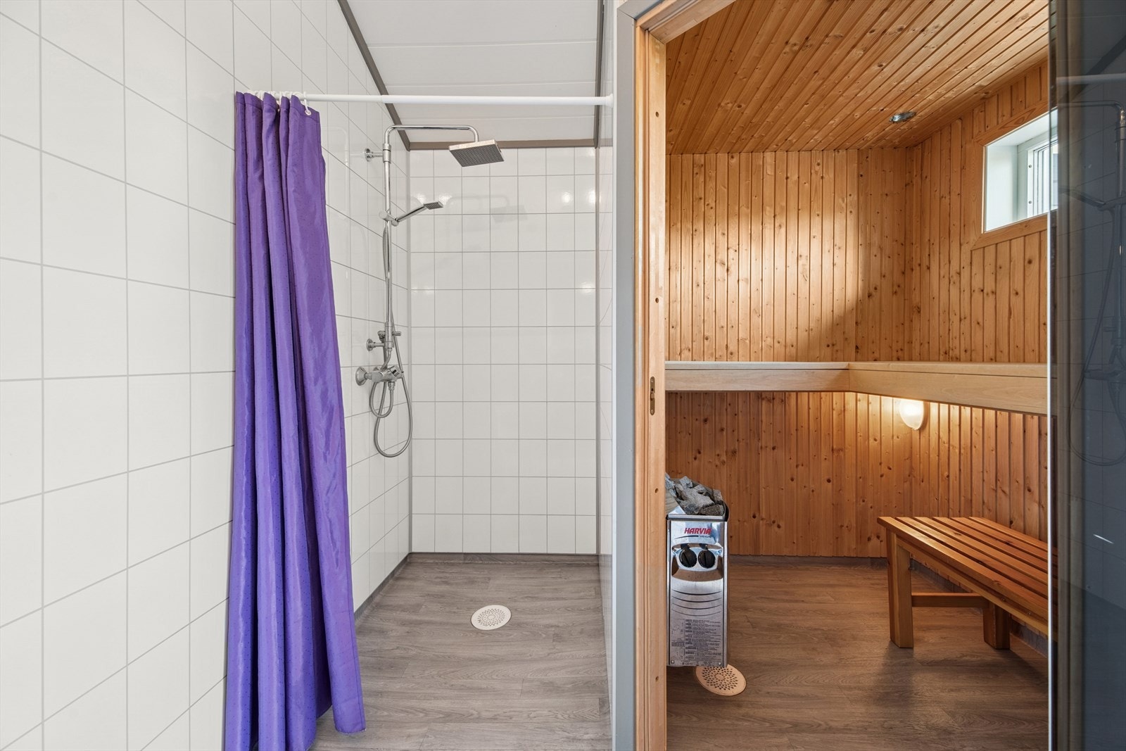 I tilknytning til badet ligger hyttas badstue med benker og elektrisk ovn. Flott utsikt fra badstua Galleribilde