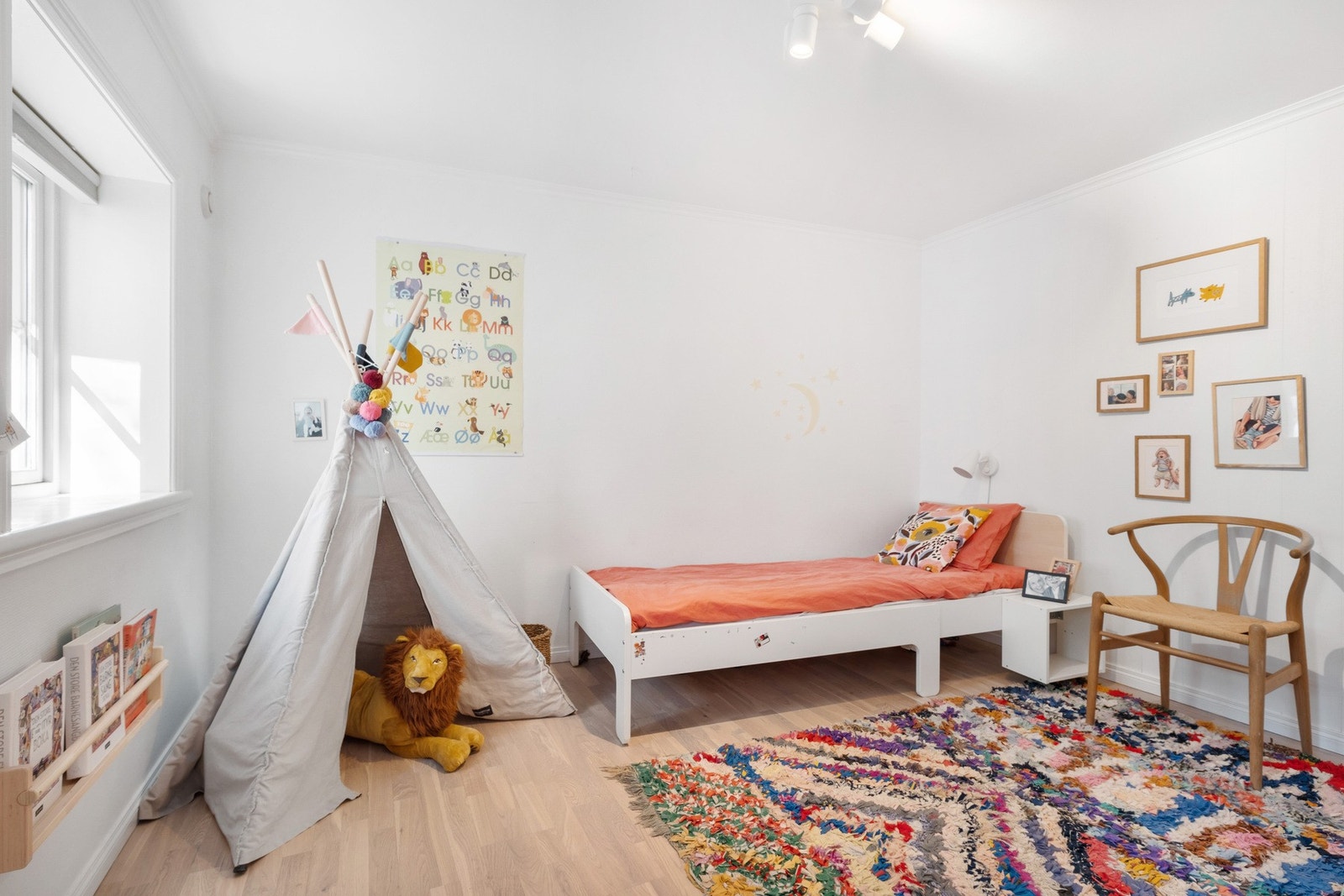 Bakgård. Soverom 2 på 8m².