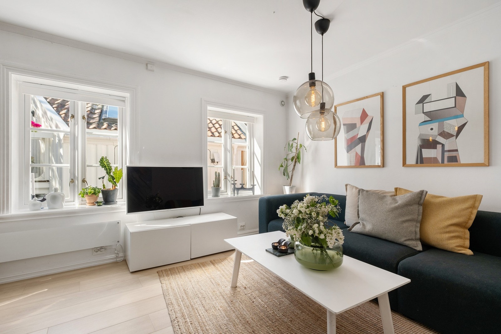 Bakgård. Stuen har god plass til både sofagruppe og spisebord.