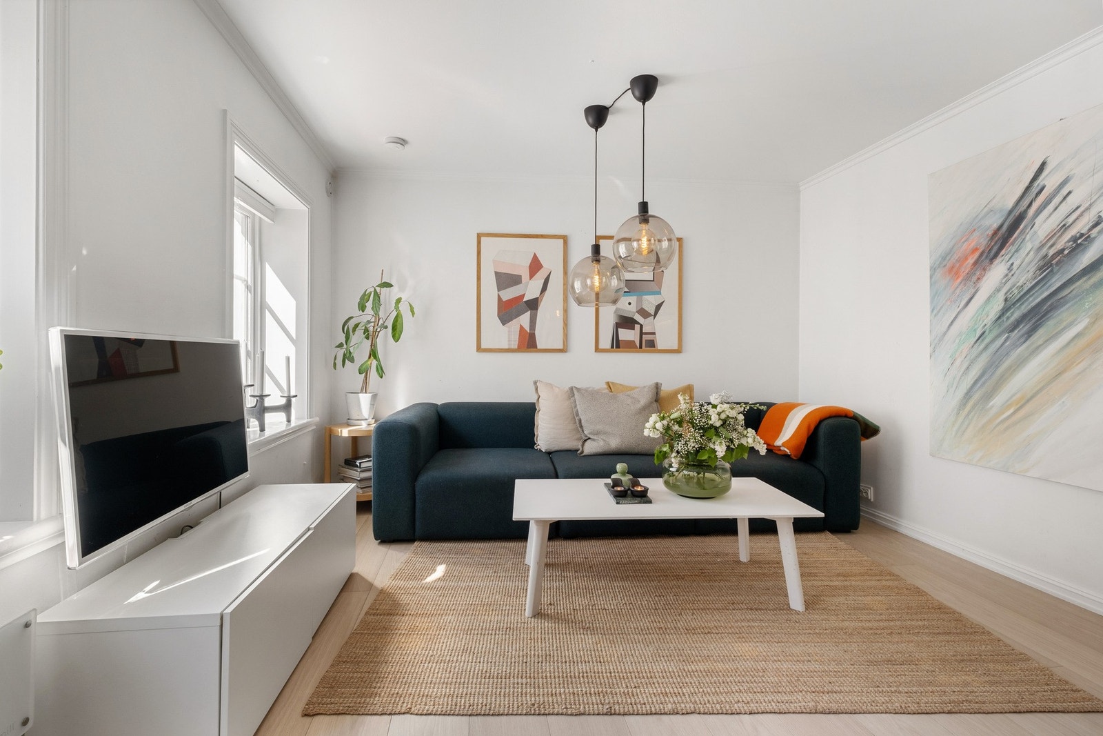 Bakgård. Stue og kjøkken på 25m², rommet er i åpen løsning.