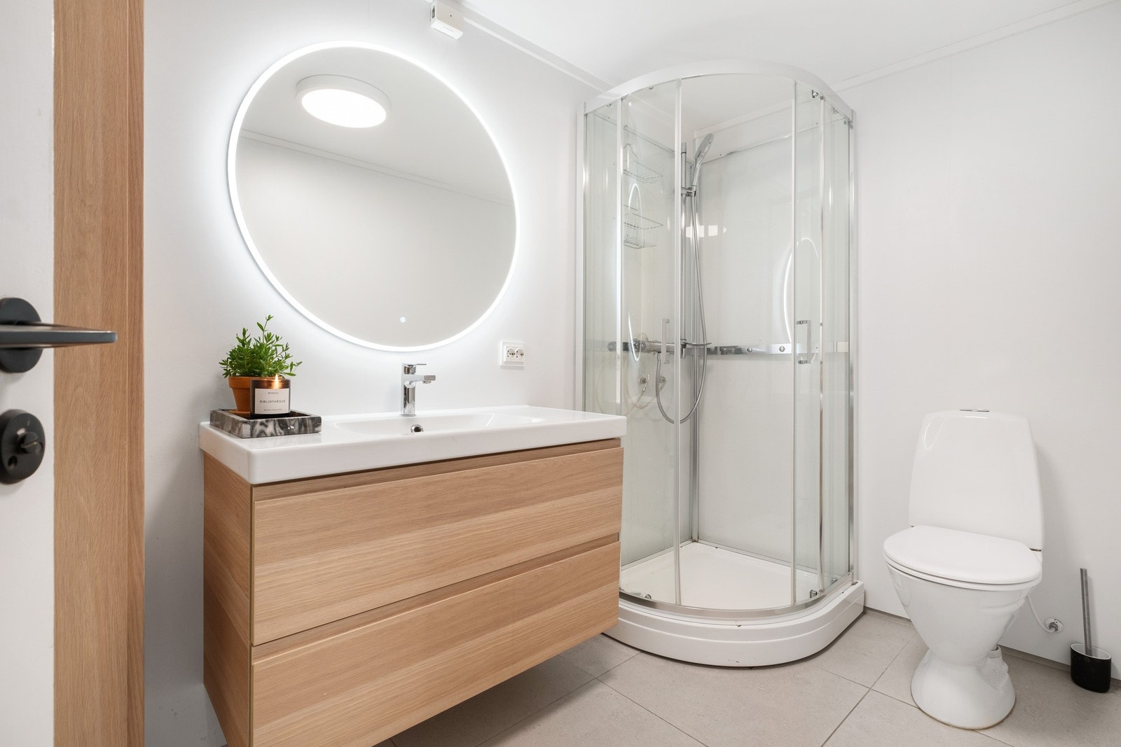 Bakgård. Badet ble renovert i 2020 og har fliser på gulv og baderomsplater på vegger. Her er toalett, dusjkabinett og baderomsinnredning. Varmekabler i gulv.