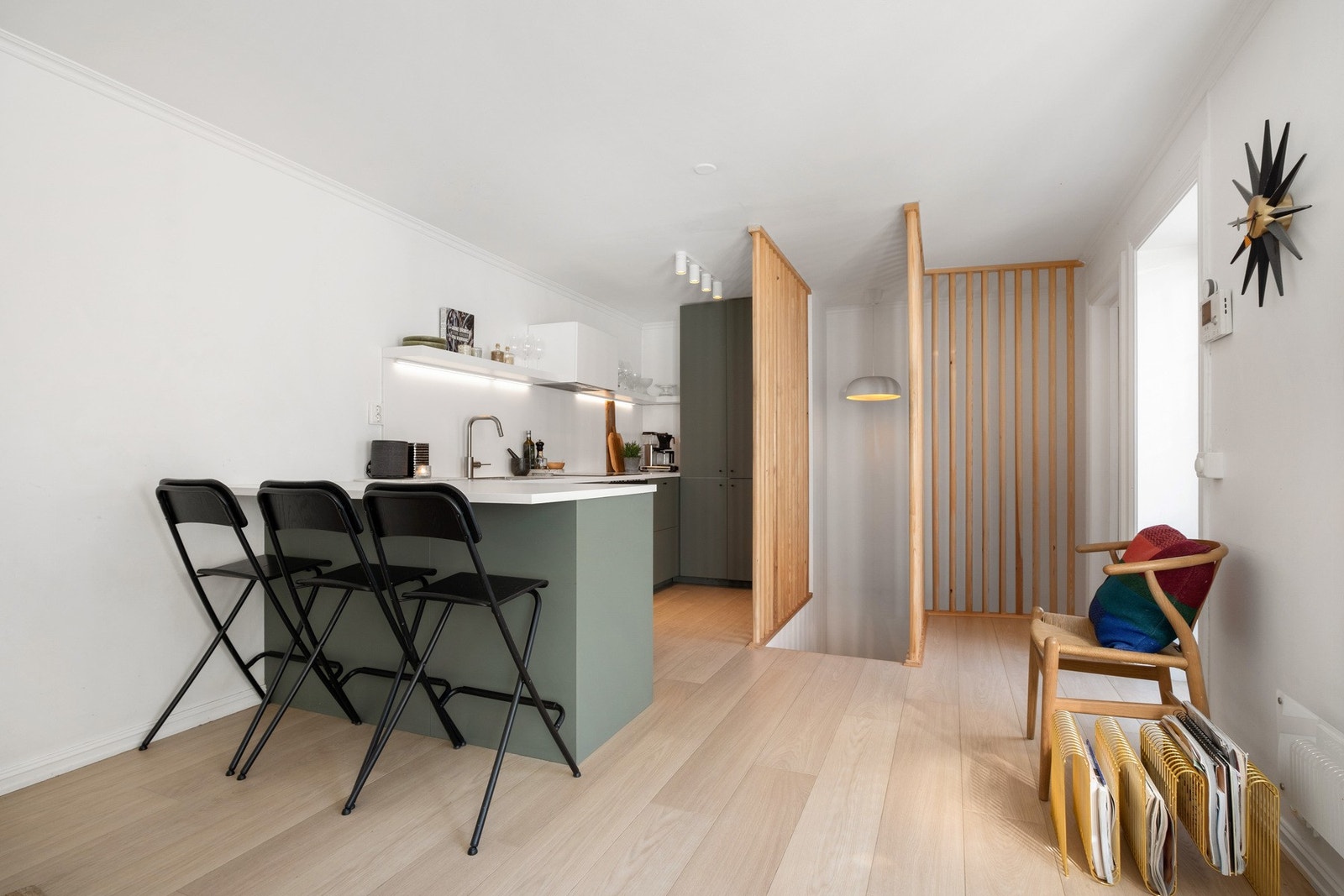 Bakgården er i dag utleid for kr 20.000,- per mnd. Her er egen strømmåler, egen varmtvannstank og eget mekanisk avtrekk.