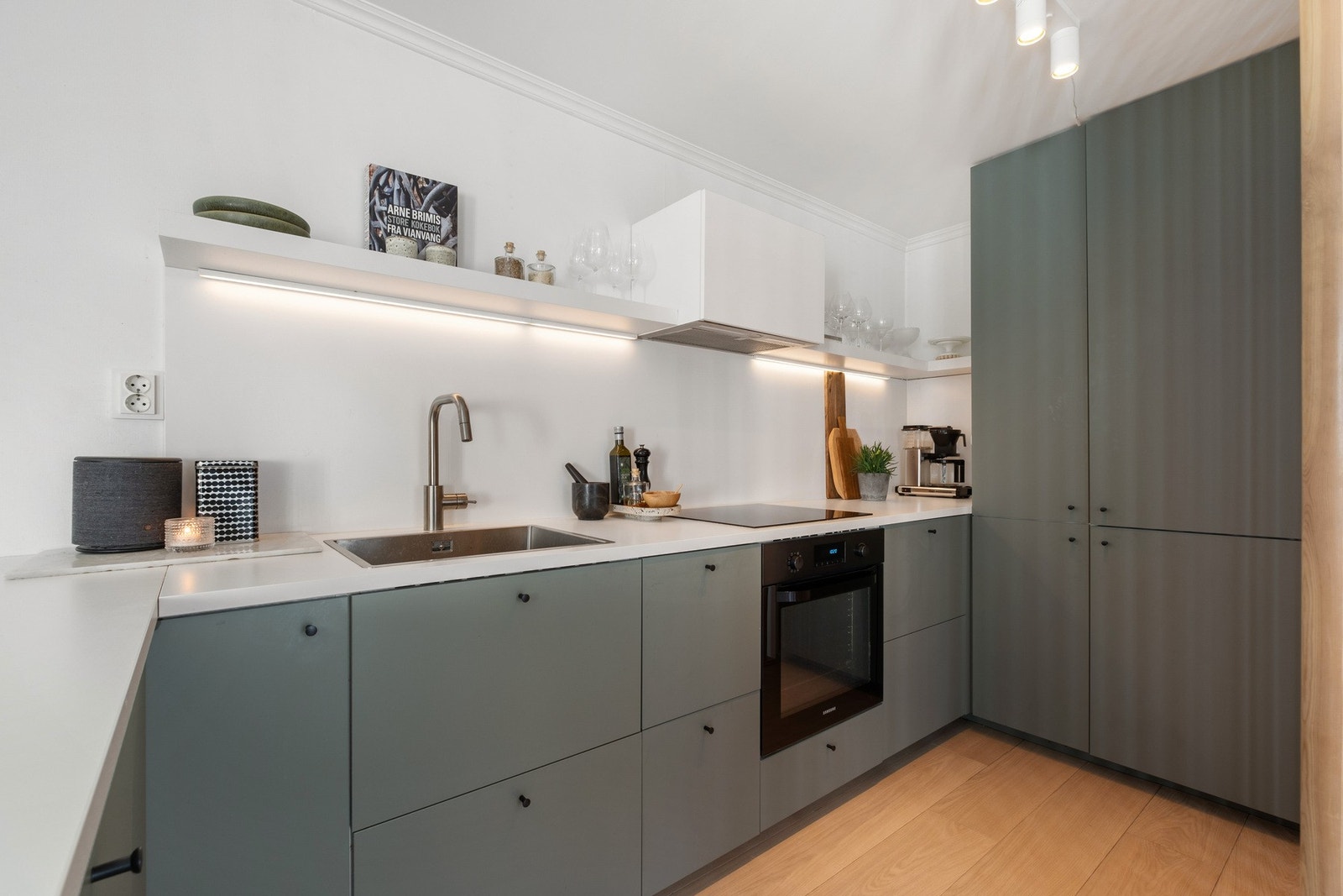 Bakgård. Kjøkkeninnredningen er fra Ikea, ny fra 2020. Integrert stekeovn, platetopp, oppvaskmaskin og kjøl-/fryseskap.