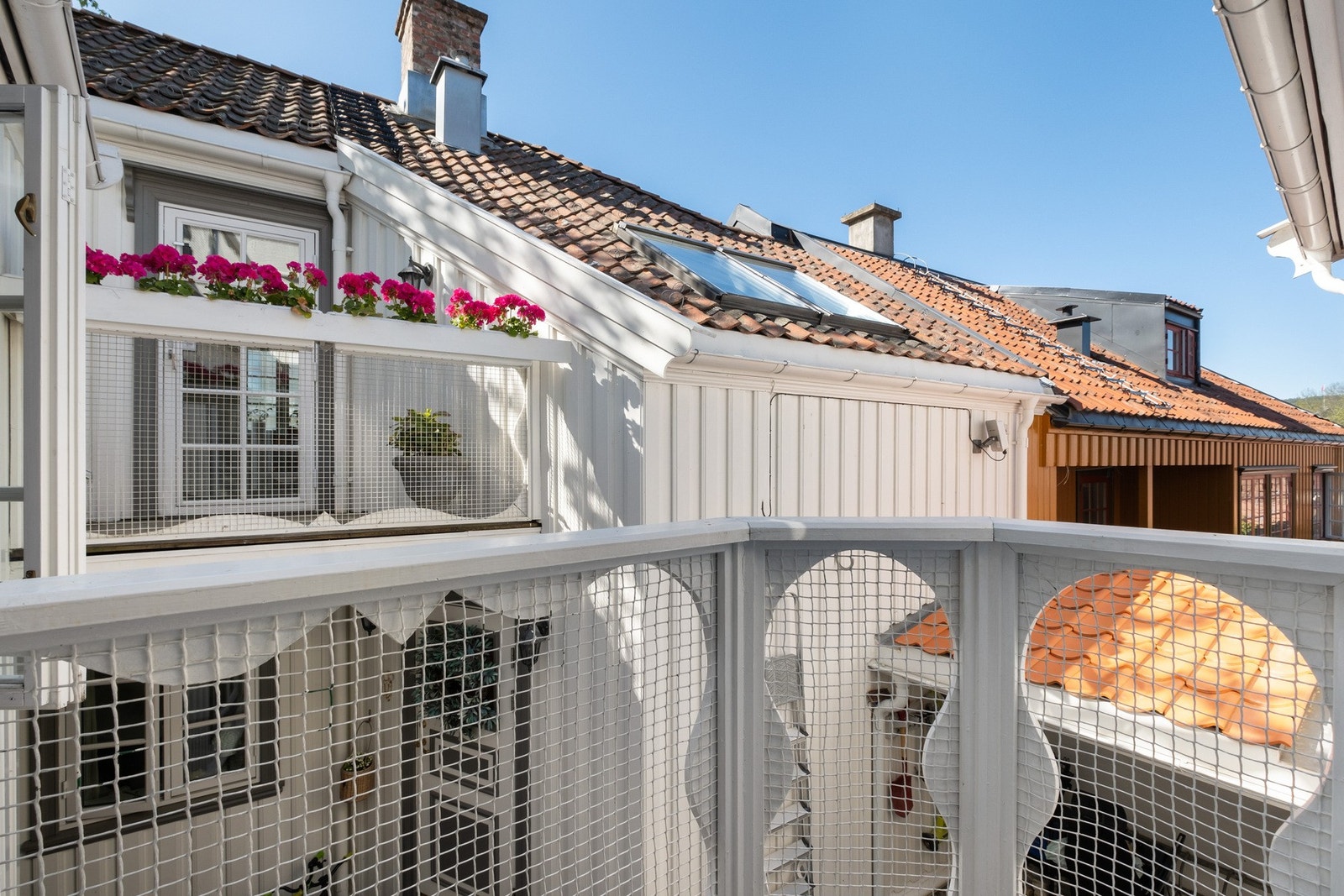 Bakgård. Fra stuen er utgang til liten balkong på 1,5m².
