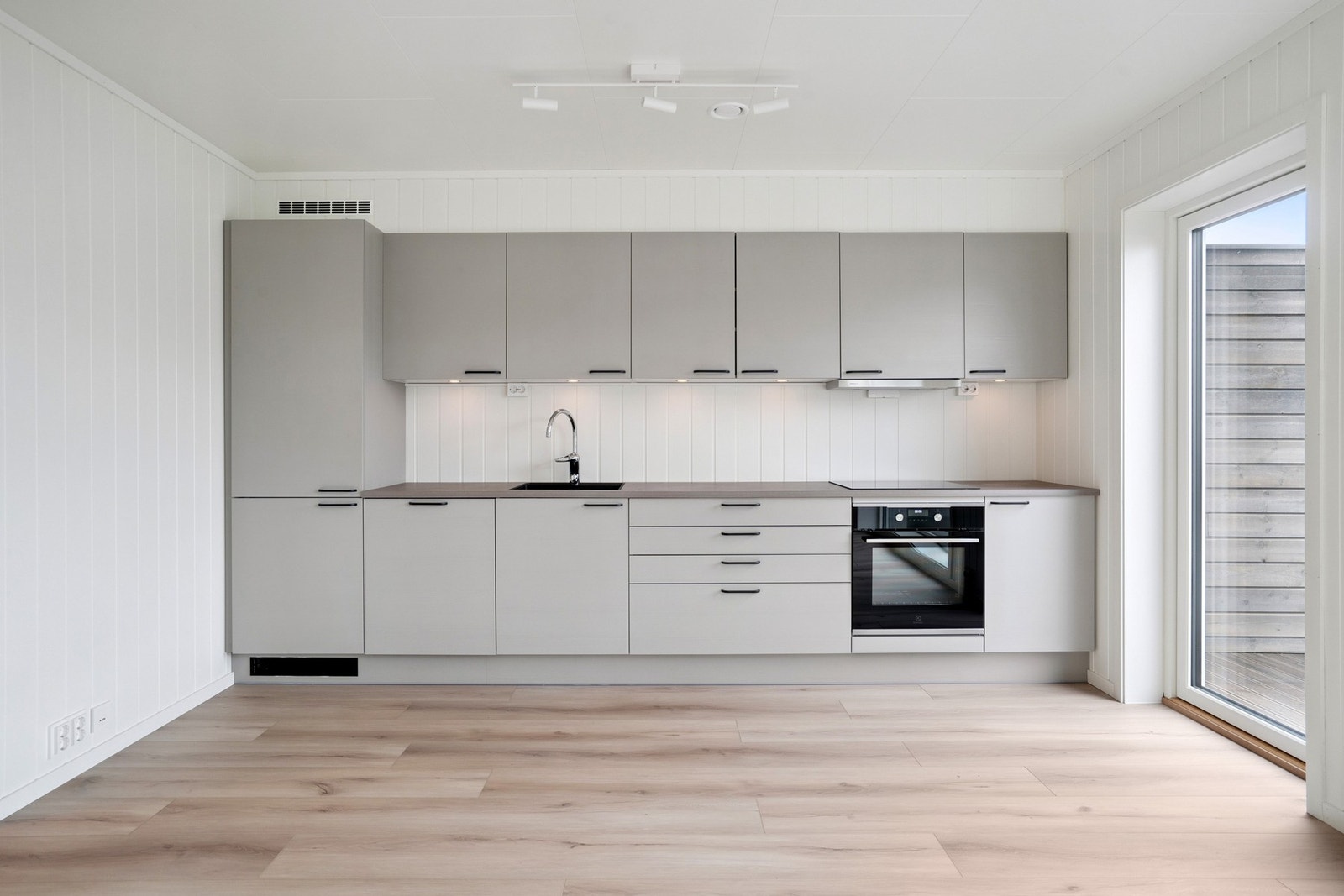 Flott moderne kjøkken med integrerte hvitevarer. Galleribilde