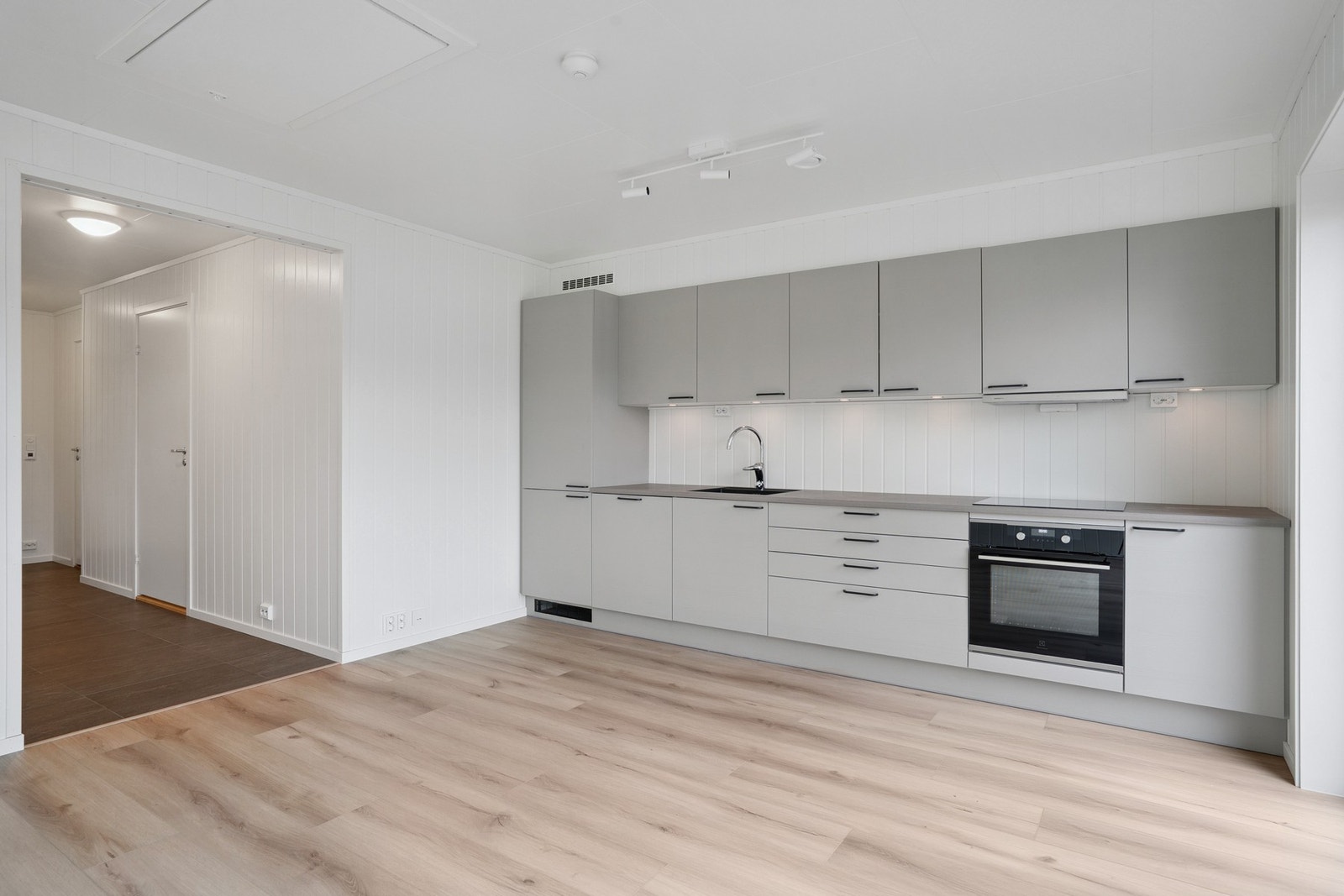 Kjøkken og gang. Galleribilde