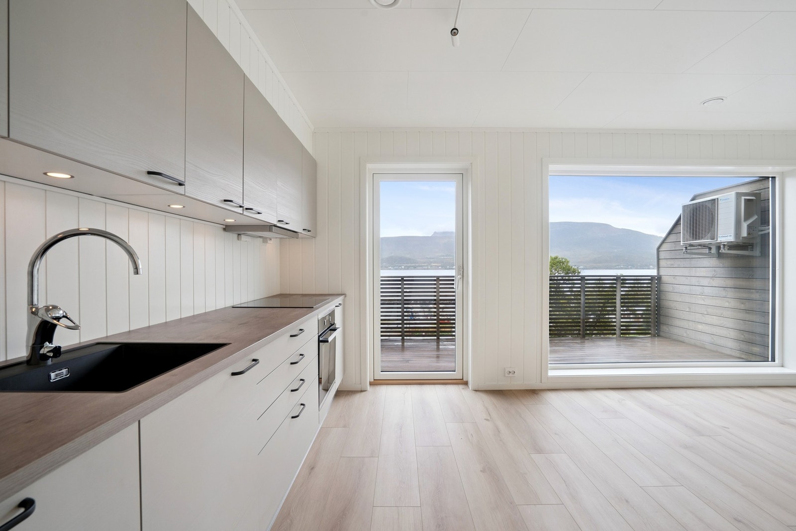 Kjøkken/stue med utgang til balkong. Galleribilde