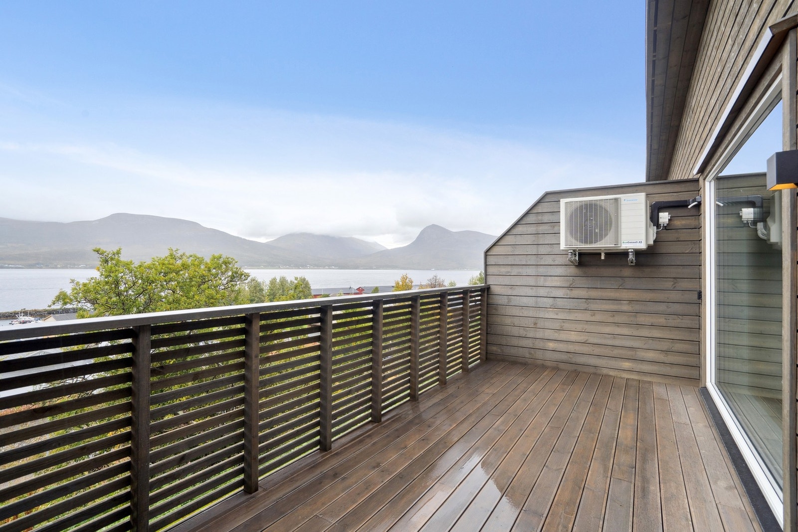 Utsikt mot sør-øst fra balkong. Galleribilde