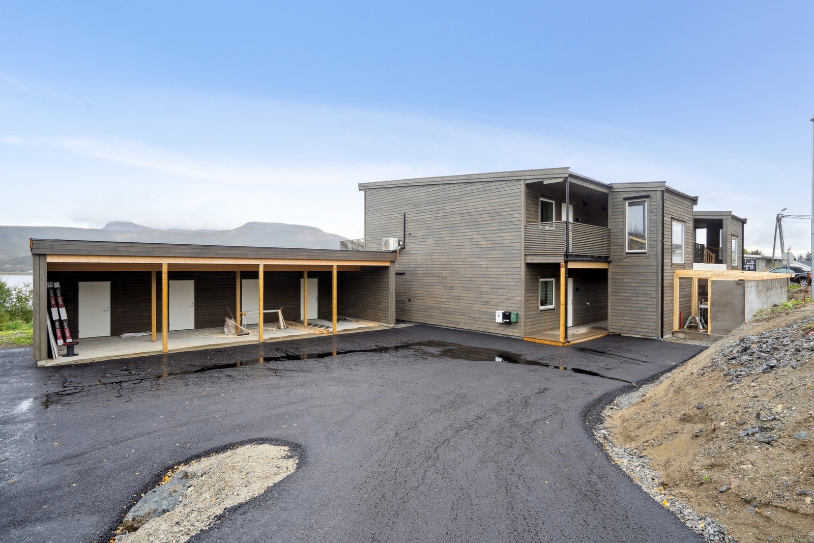 Det følger med carport med sportsbod. Galleribilde