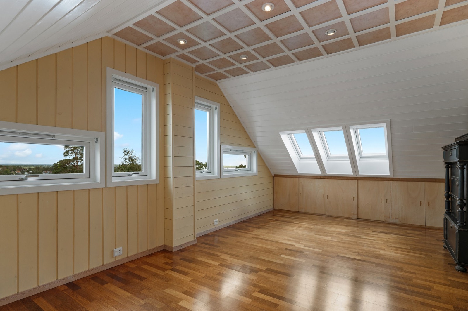 Opprinnelig var det to soverom i 2. etg, disse er slått sammen t il ett rom. Galleribilde