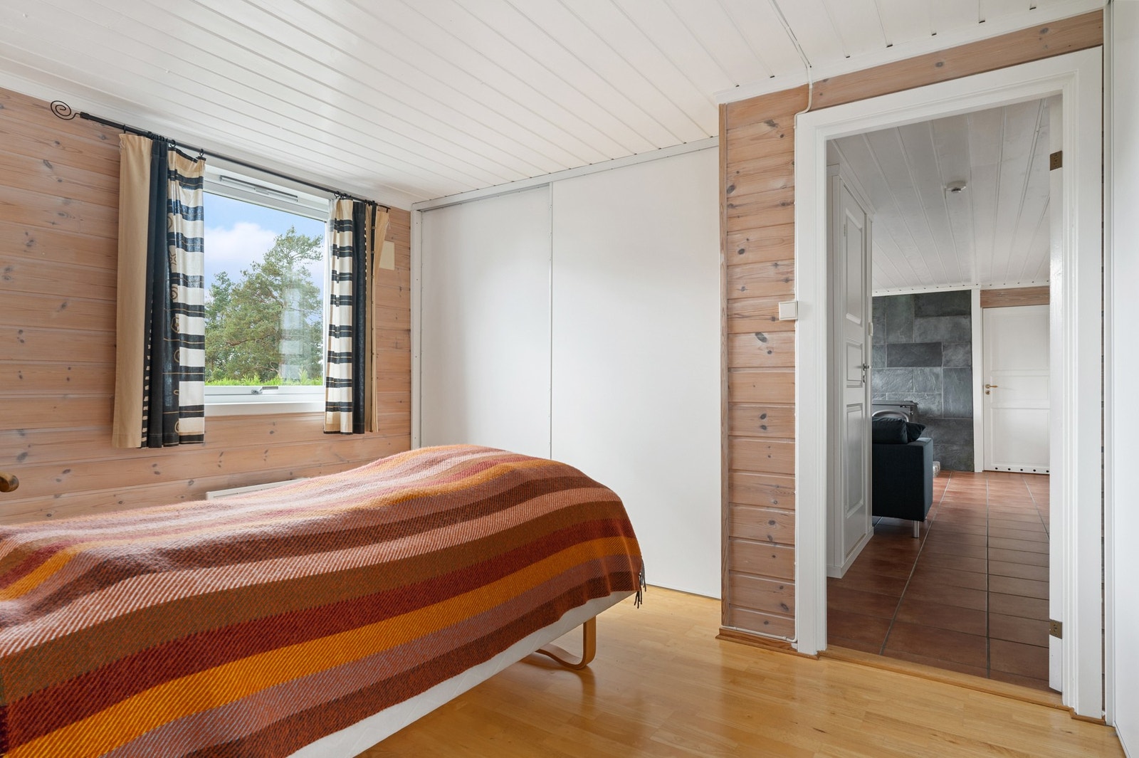 Underetasjen rommer kjellerstue, to soverom, bad og boder. Galleribilde