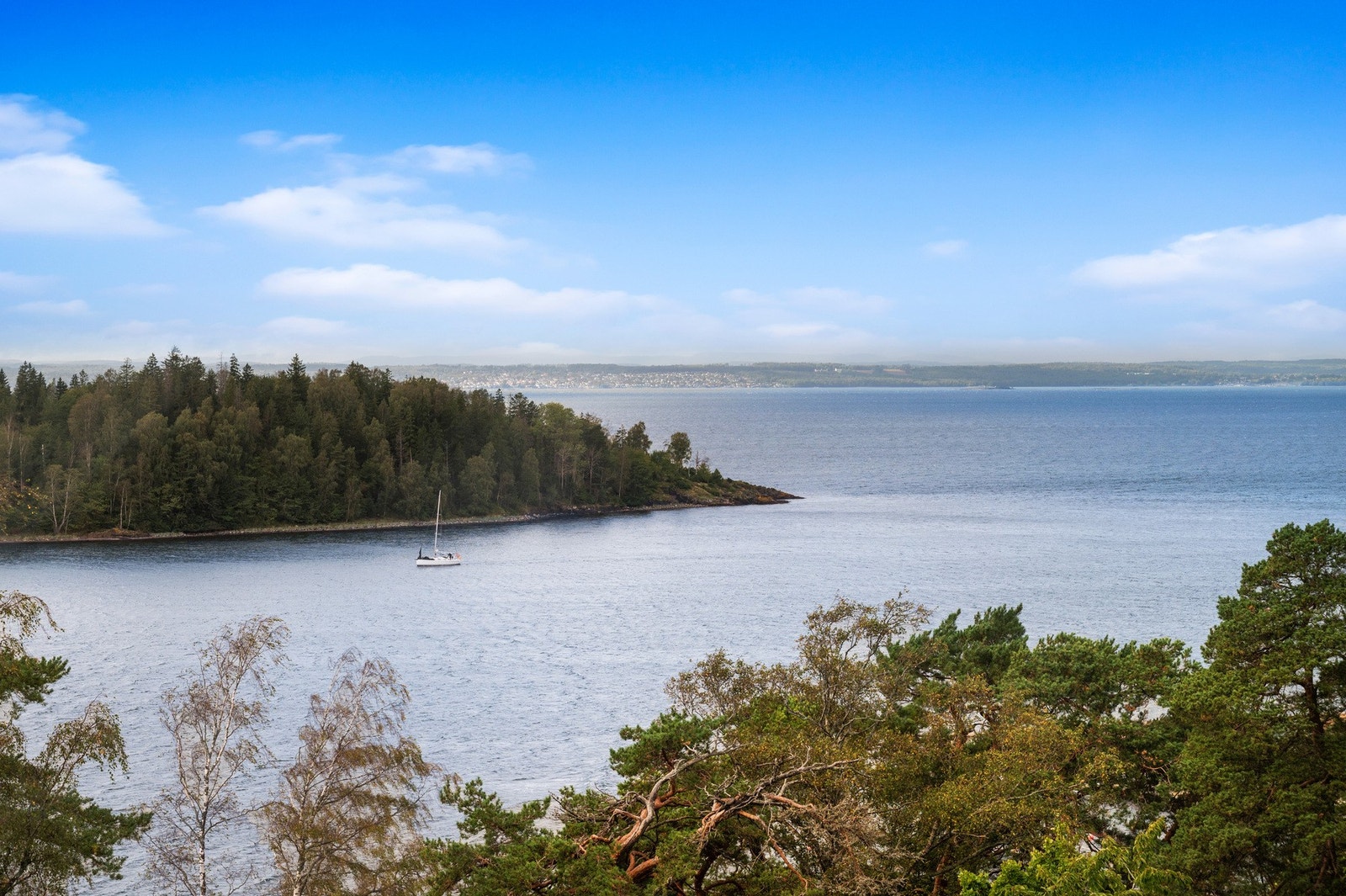 Den nydelige sjøutsikten mot Kollen, danner en vakker ramme rundt hverdagen - her kan du følge seilbåtene som glir forbi. Galleribilde