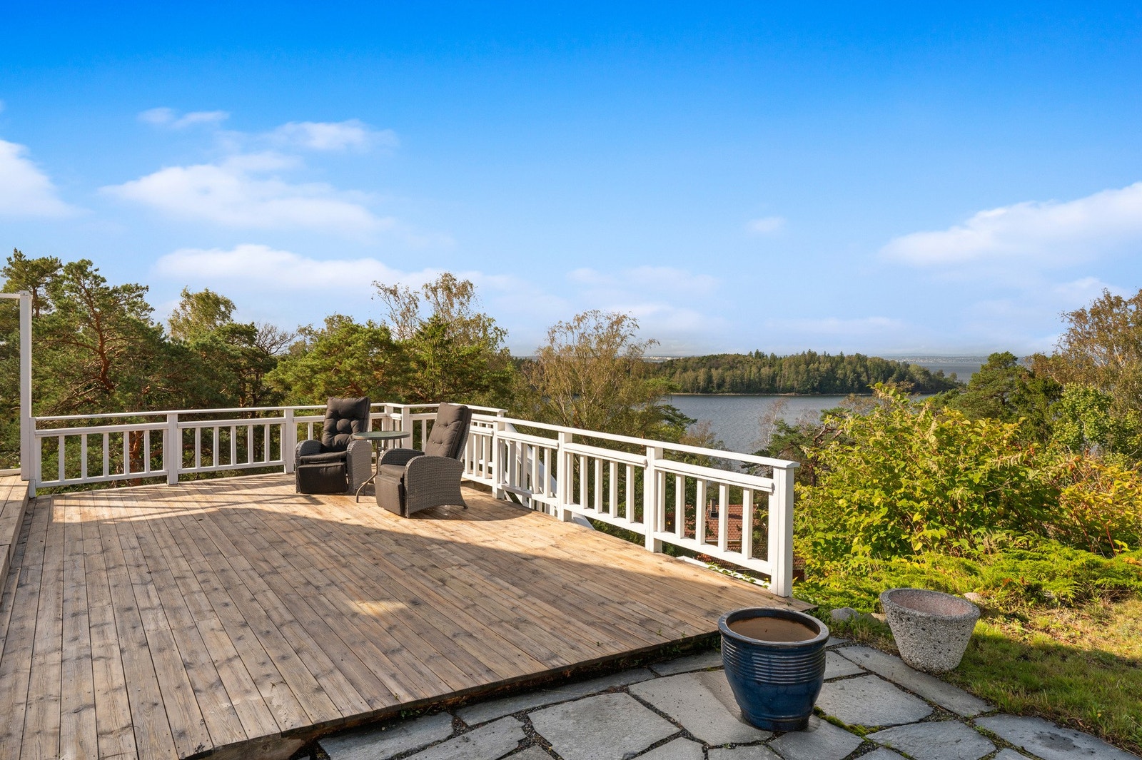 Her får du en innholdsrik enebolig - et hjem som byr på rikelig med plass til hele familien, nydelig utsikt mot sjøen og et solrikt uteområde med flere terrasser. Galleribilde